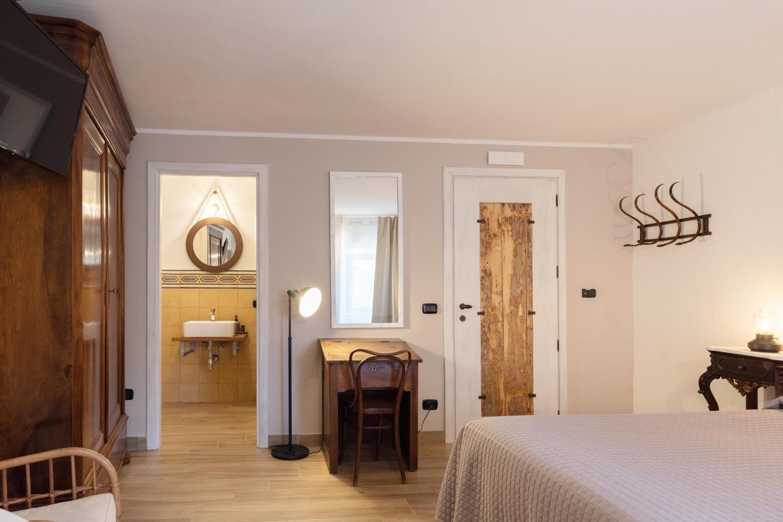 Deluxe Double Room with Bath - Photo 12