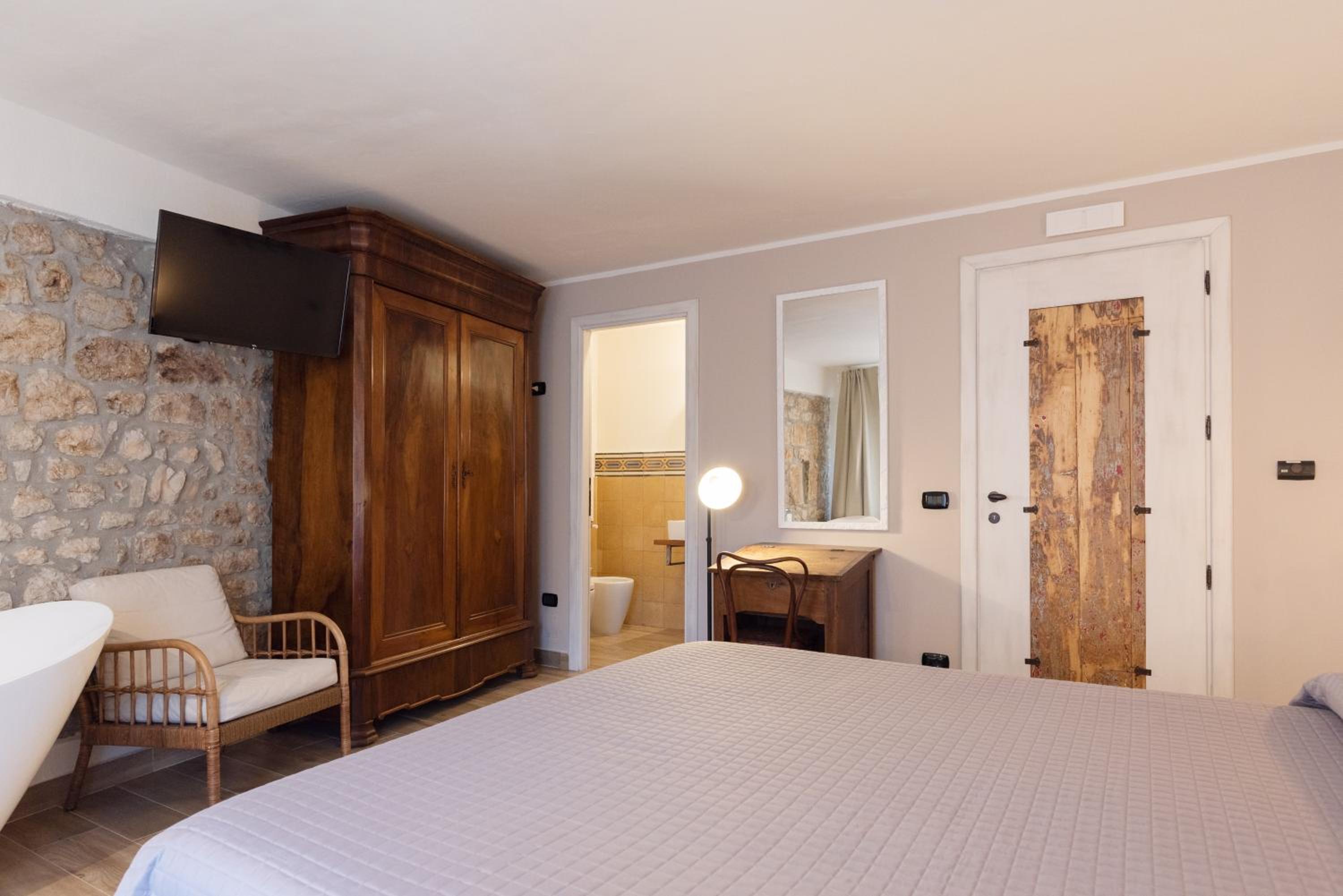 Deluxe Double Room with Bath - Photo 4