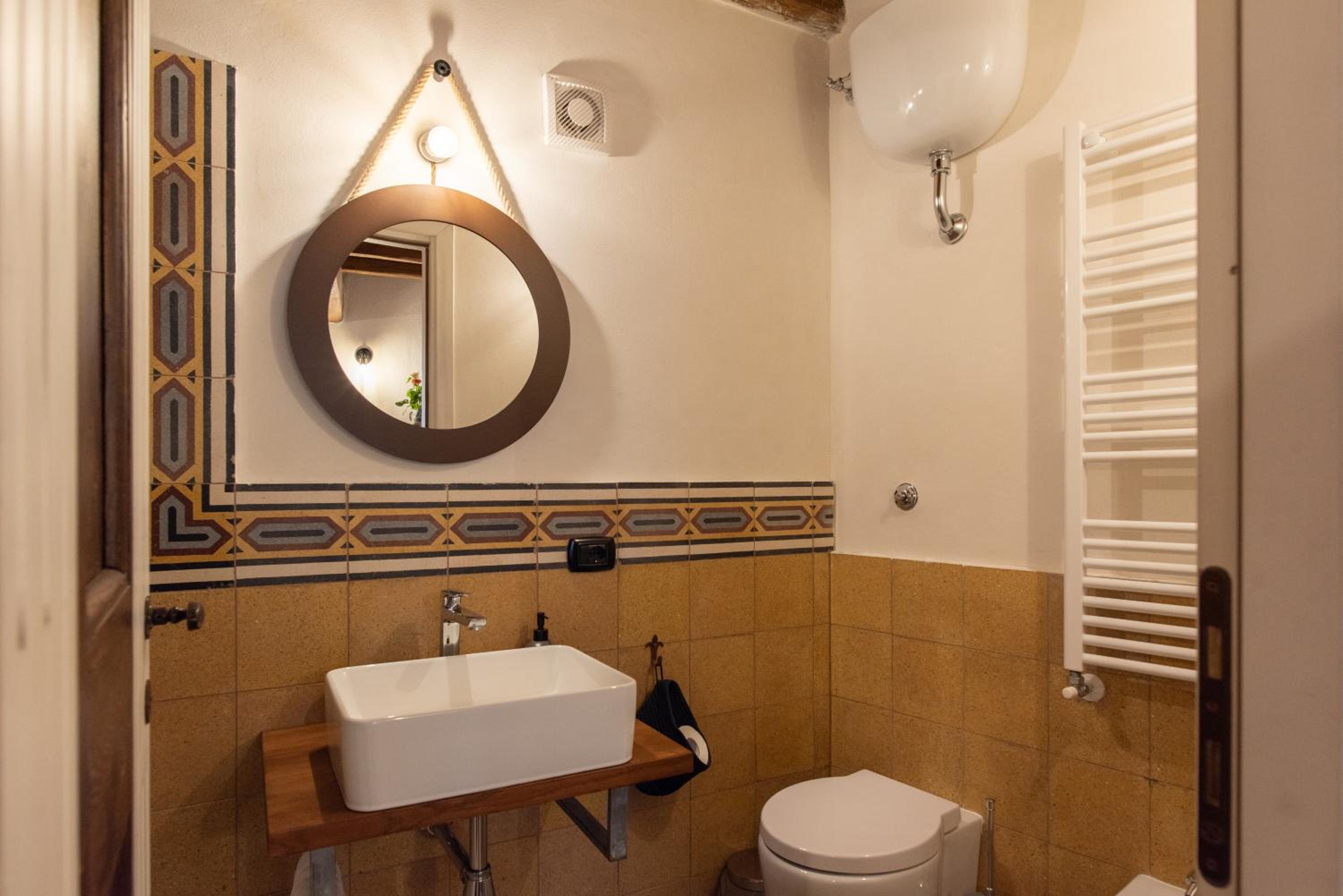 Deluxe Double Room with Bath - Photo 33