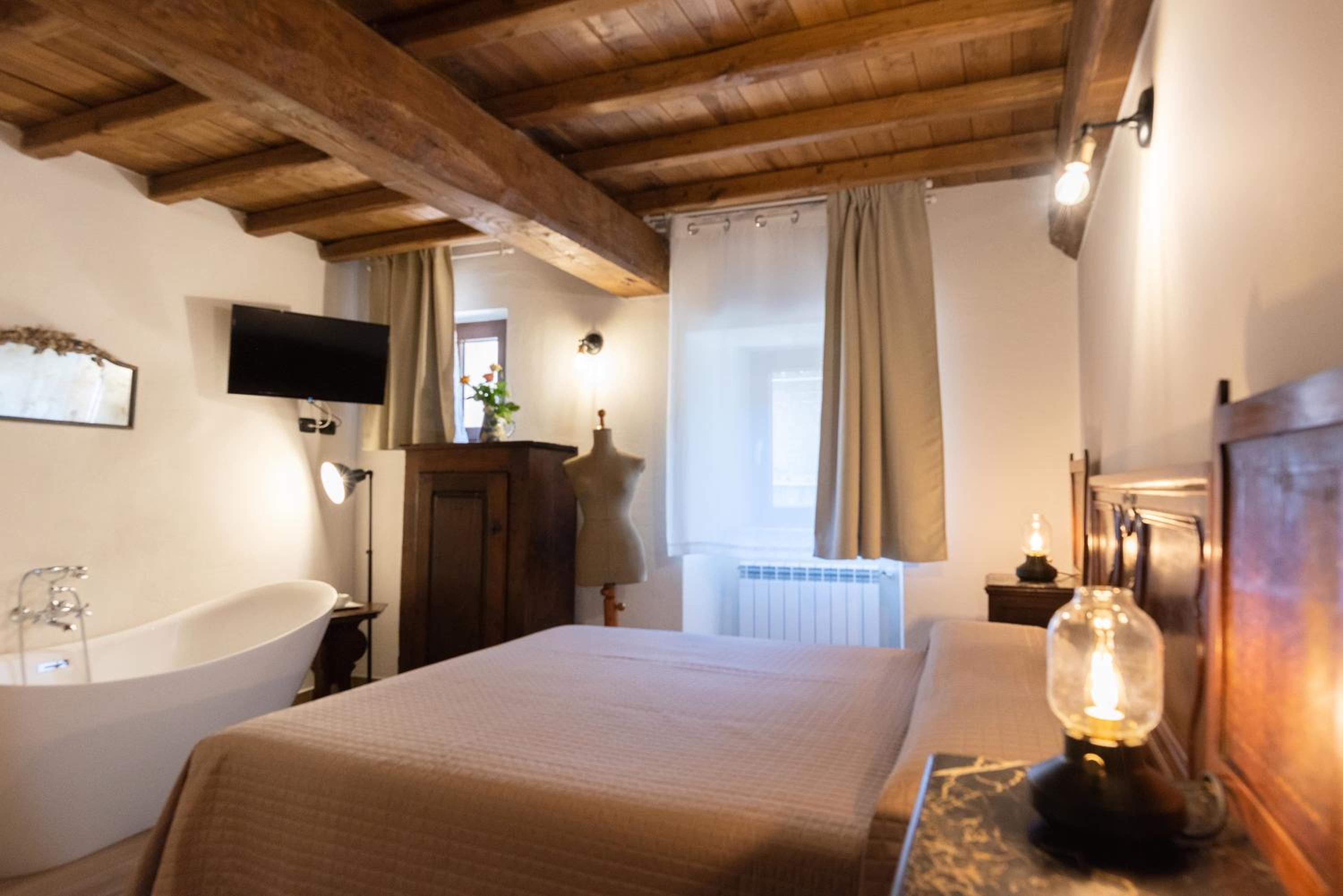 Deluxe Double Room with Bath - Photo 24