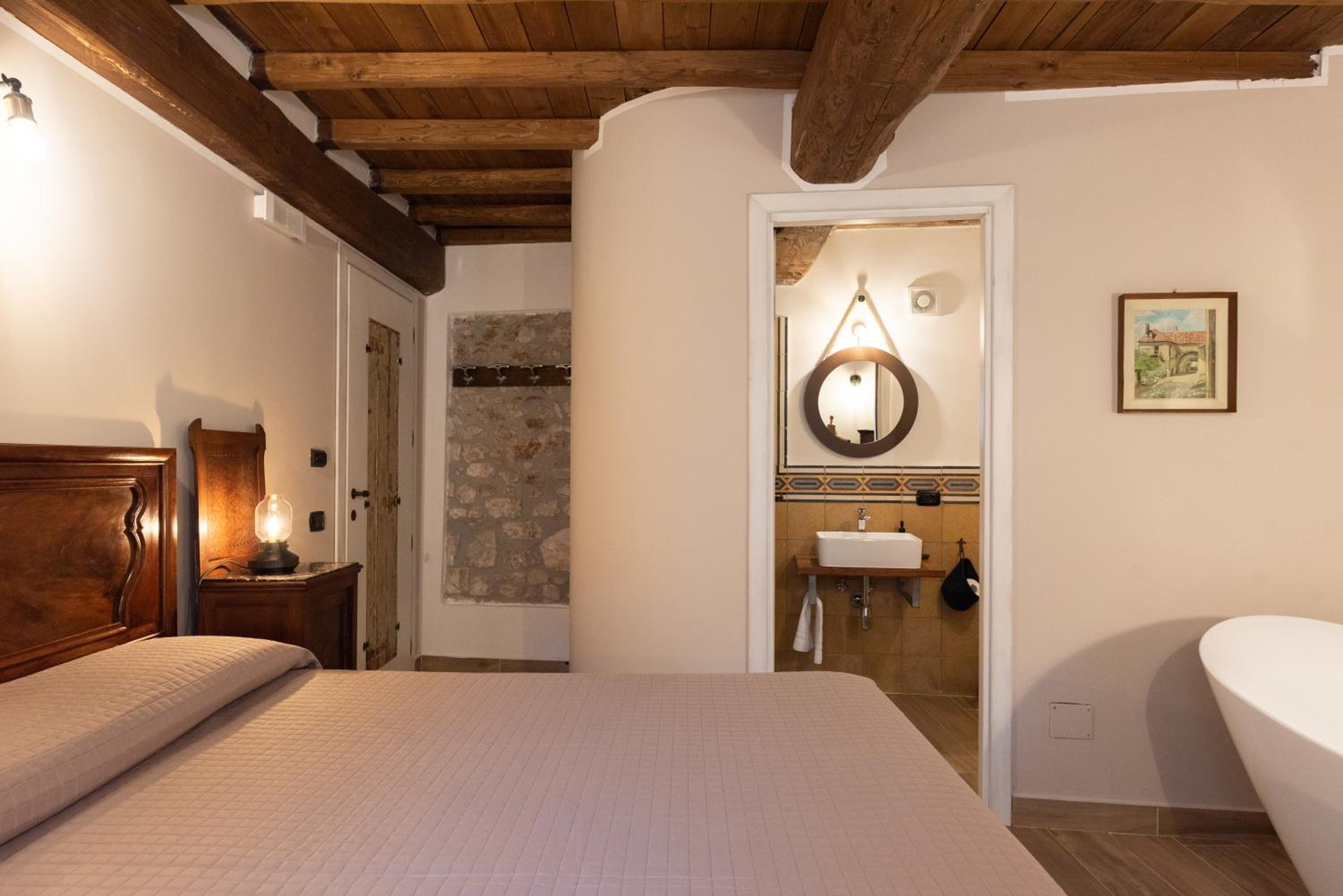 Deluxe Double Room with Bath - Photo 32