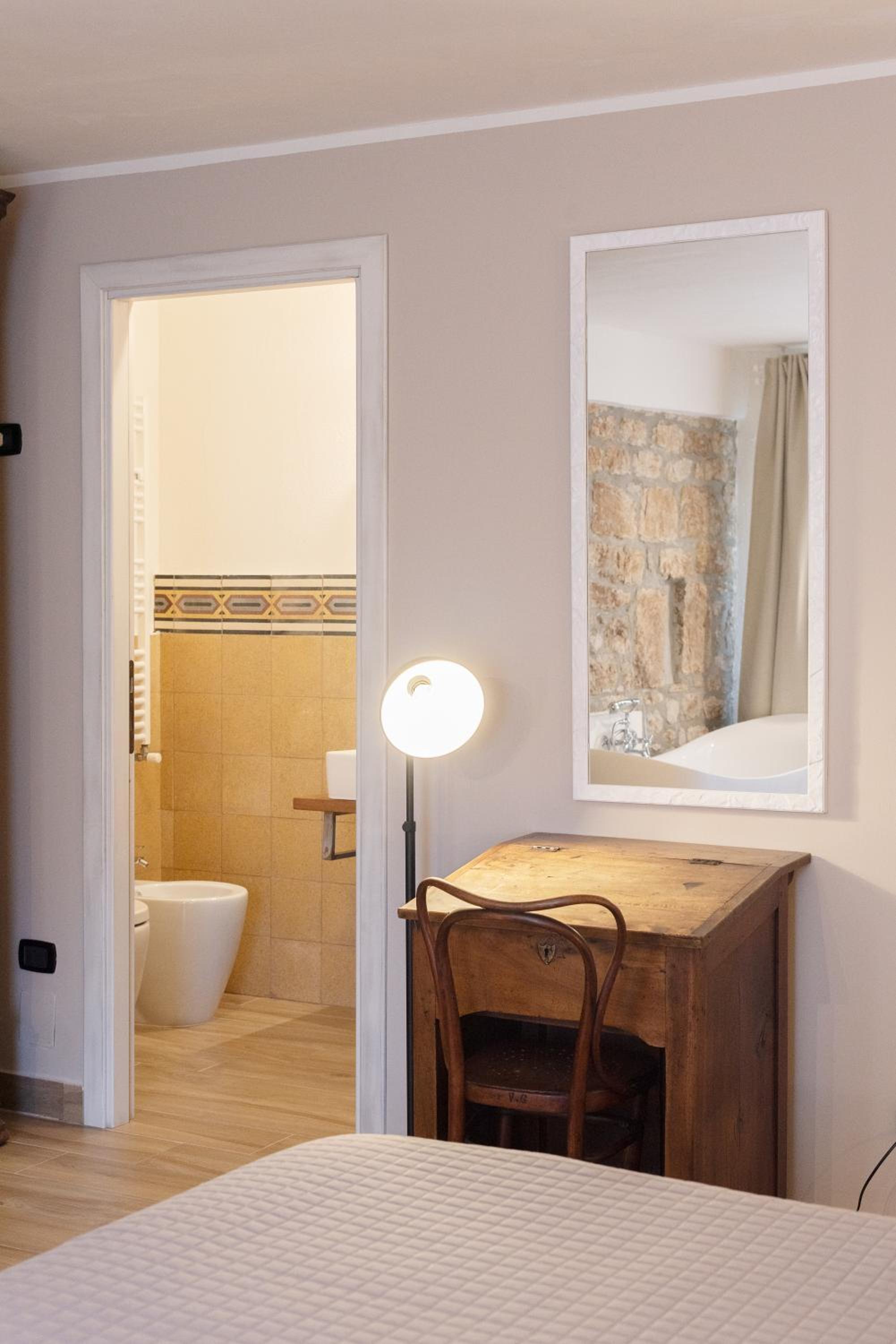 Deluxe Double Room with Bath - Photo 14