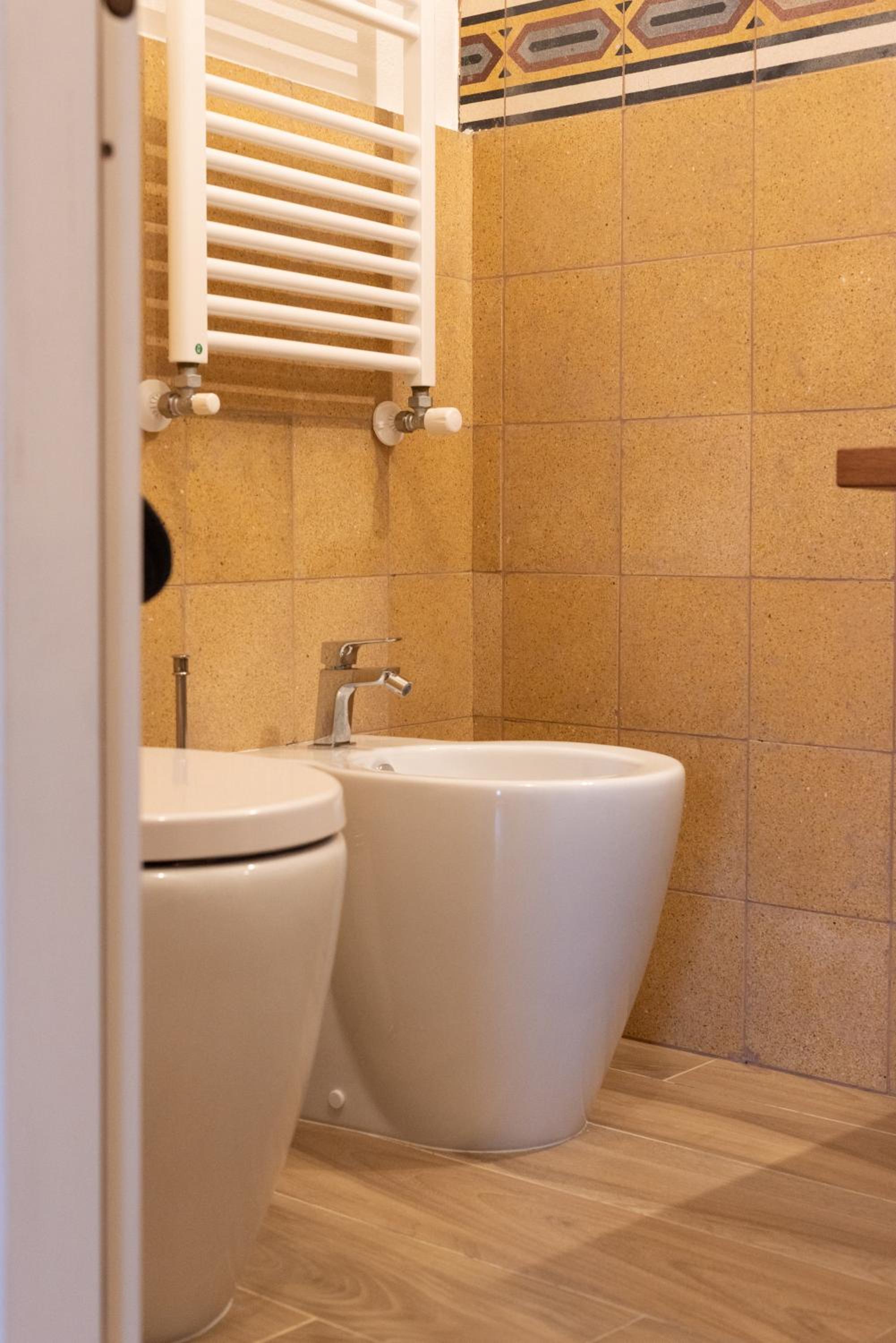 Deluxe Double Room with Bath - Photo 16