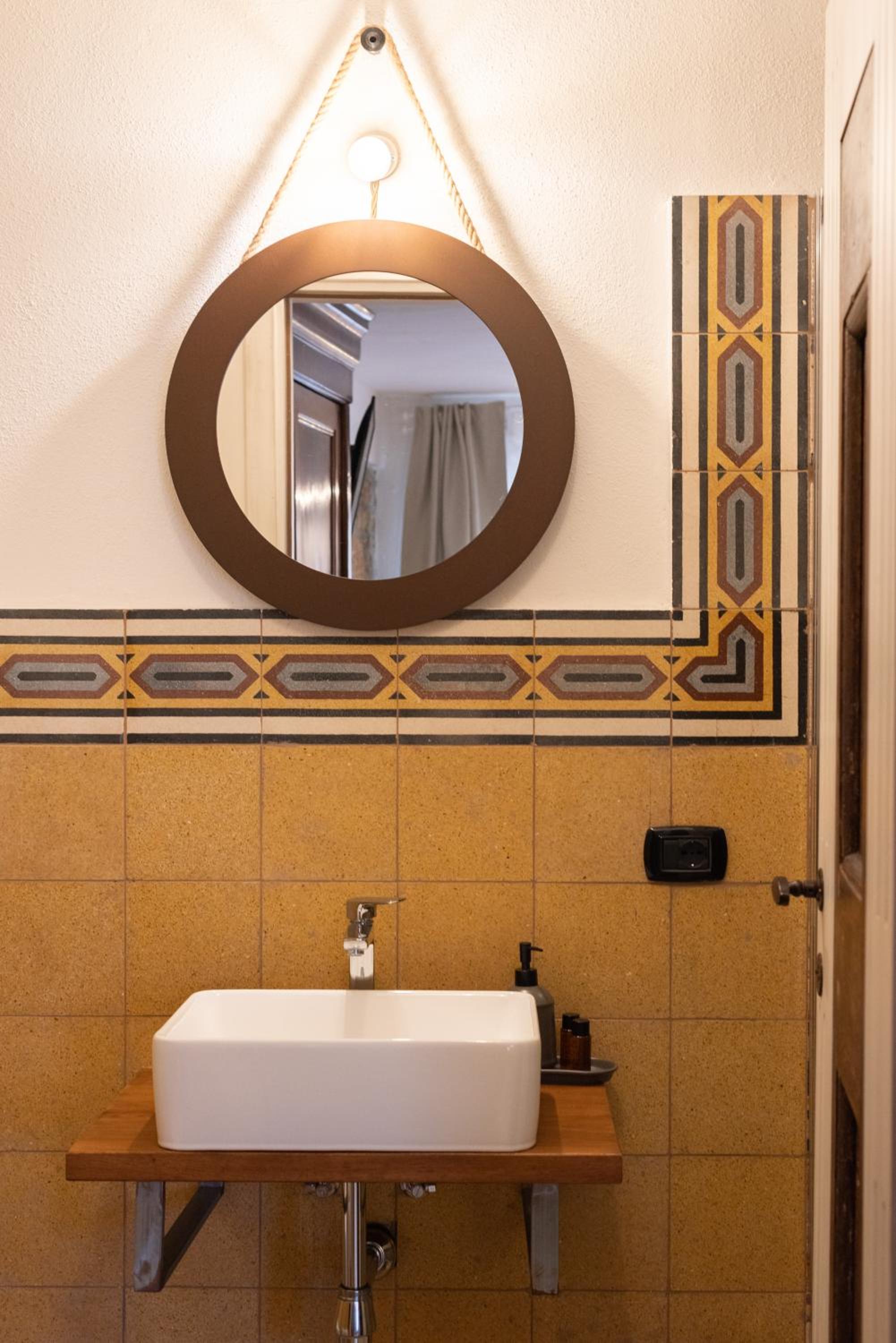 Deluxe Double Room with Bath - Photo 35