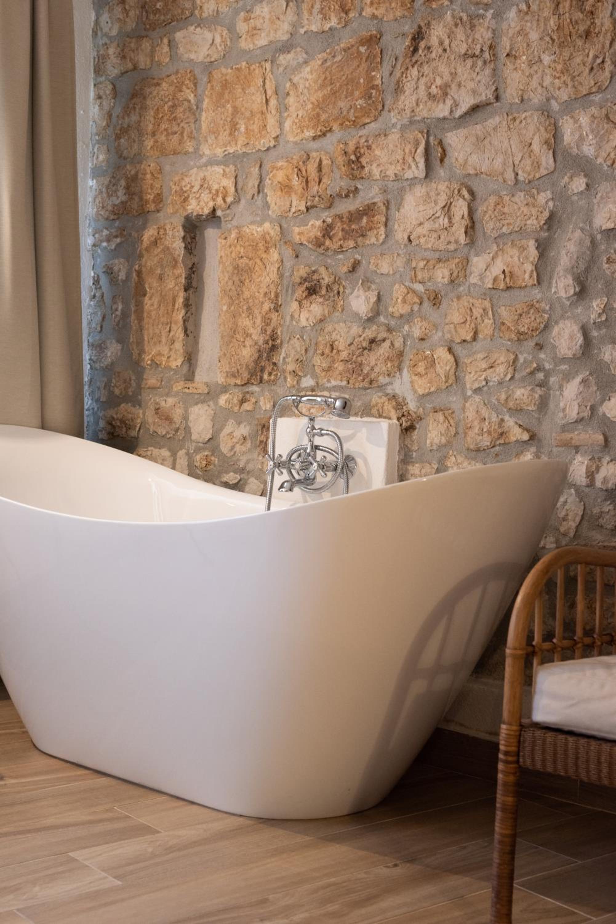 Deluxe Double Room with Bath - Photo 6