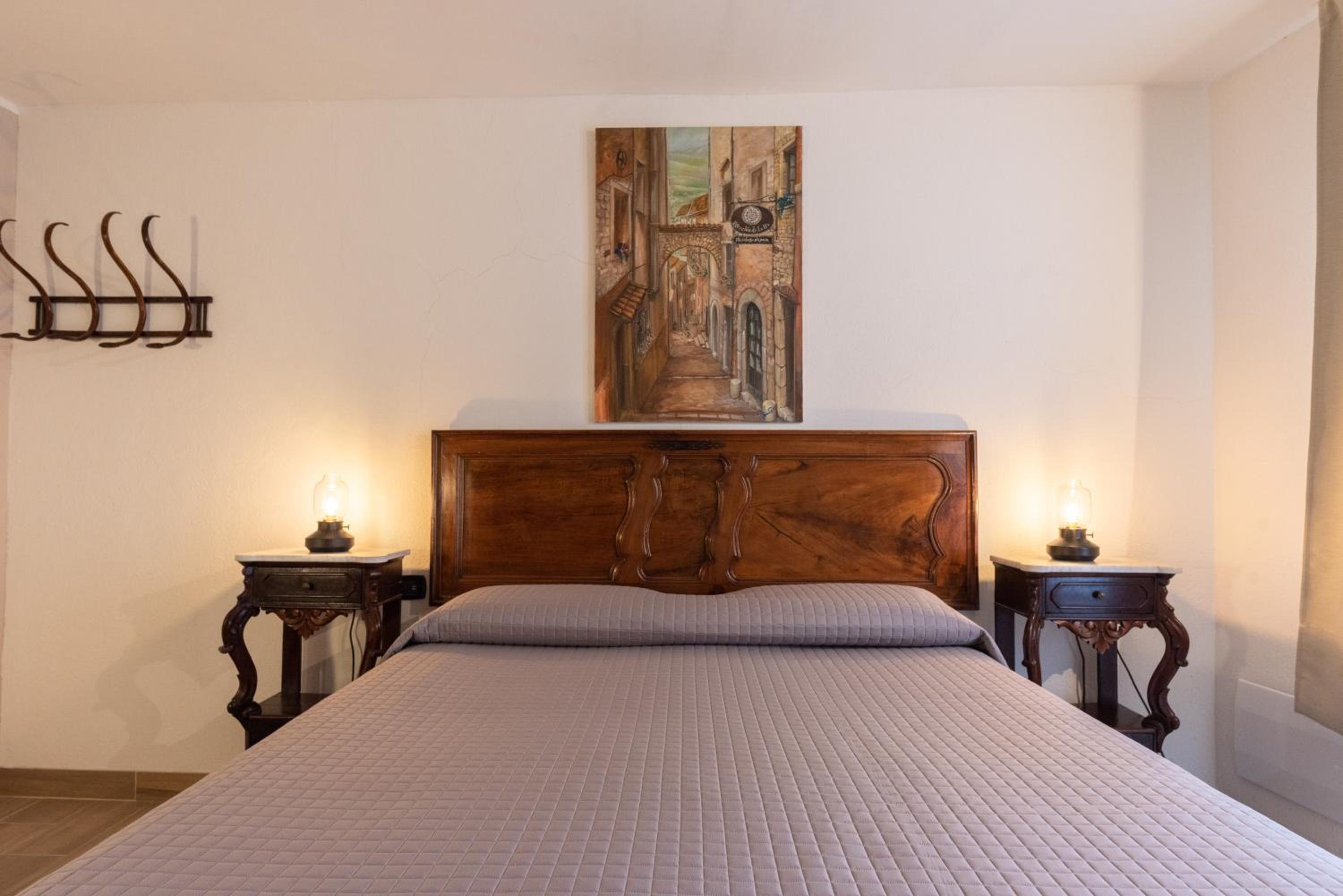 Deluxe Double Room with Bath - Photo 2