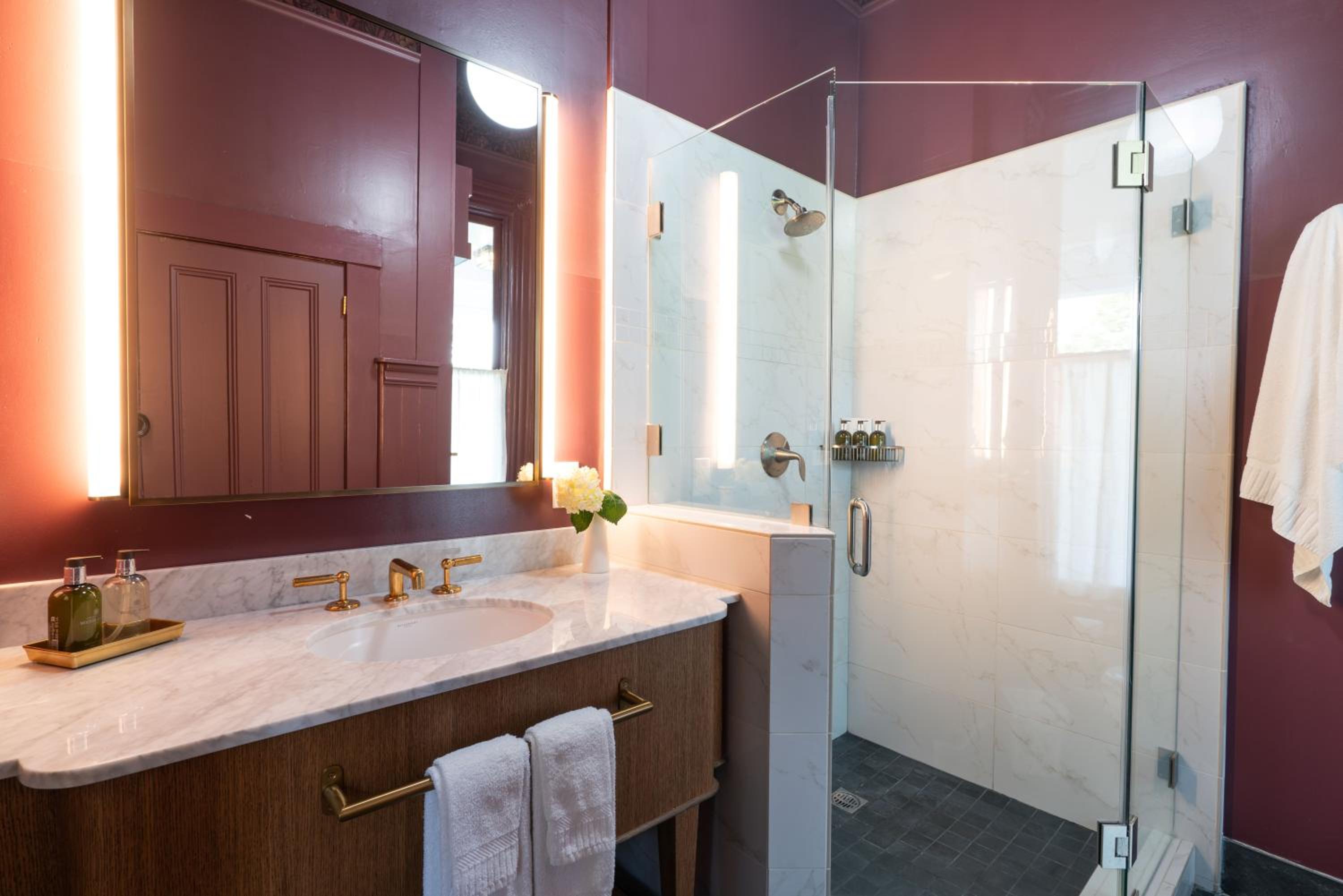 Deluxe King Room - Photo 4