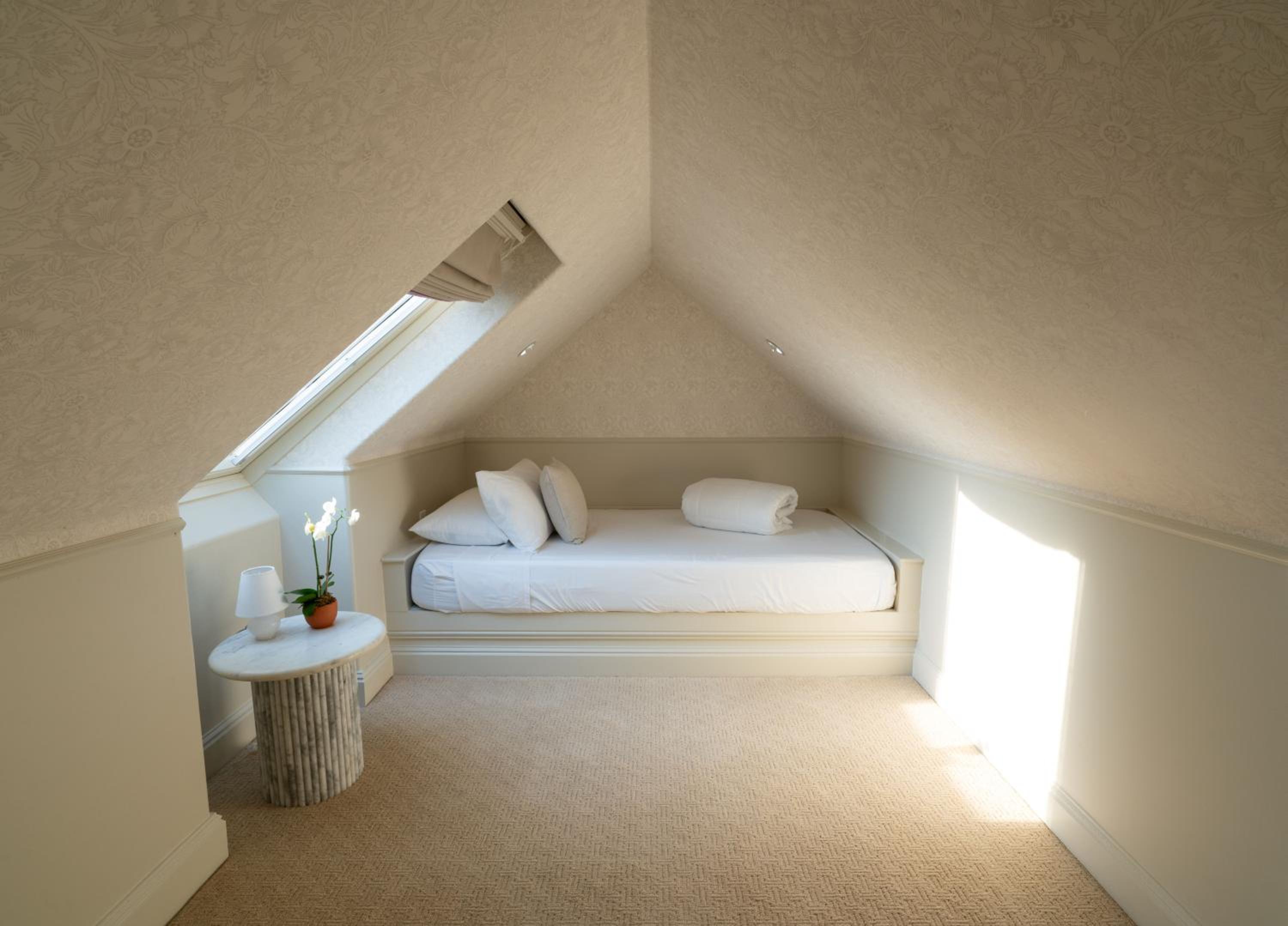 Deluxe King Room with Twin Bed - Photo 3