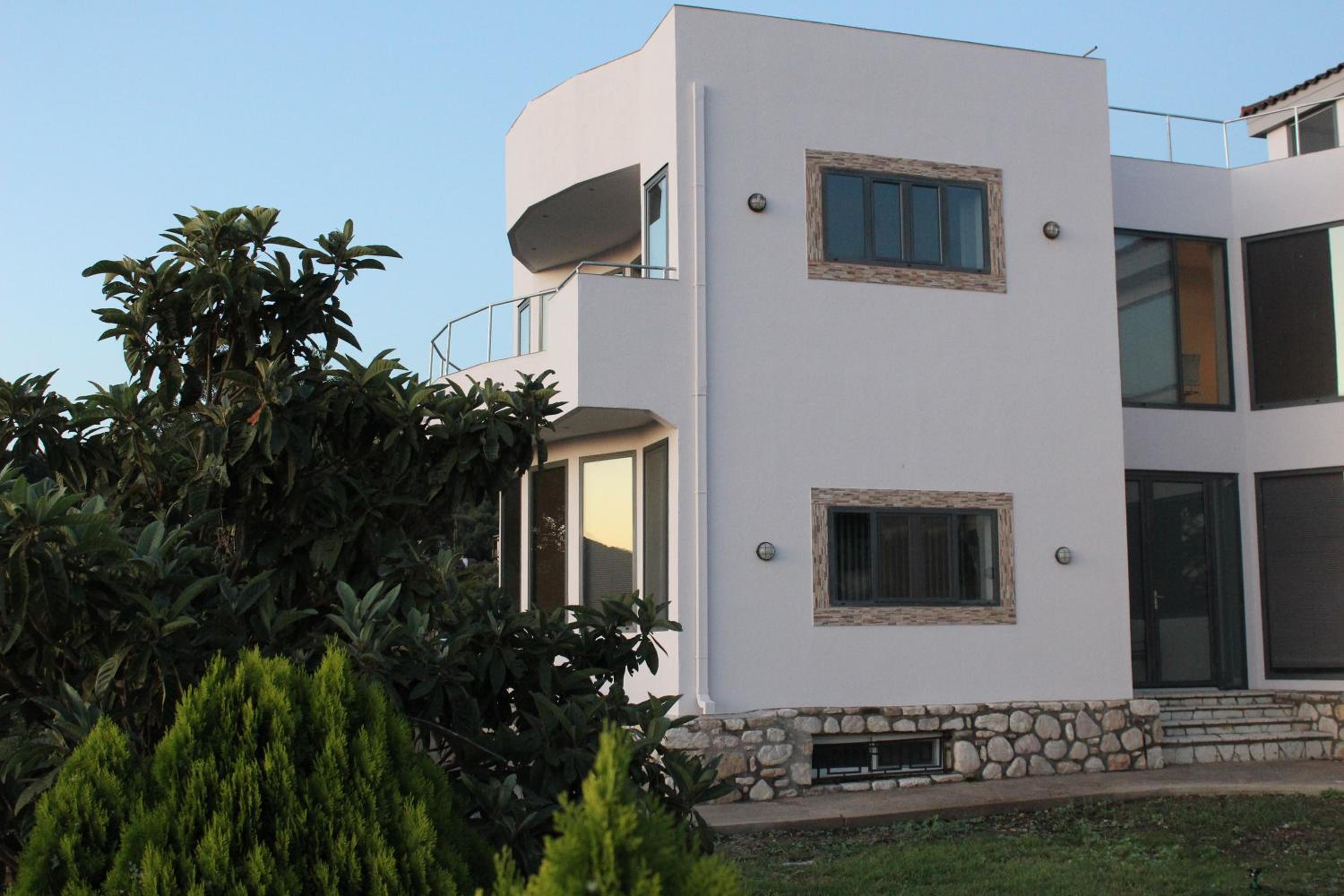 Five-Bedroom House photo 2