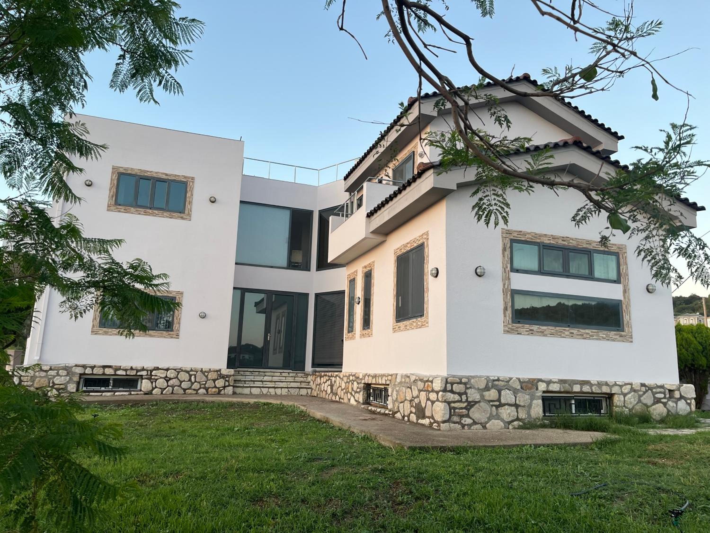 Five-Bedroom House photo 1