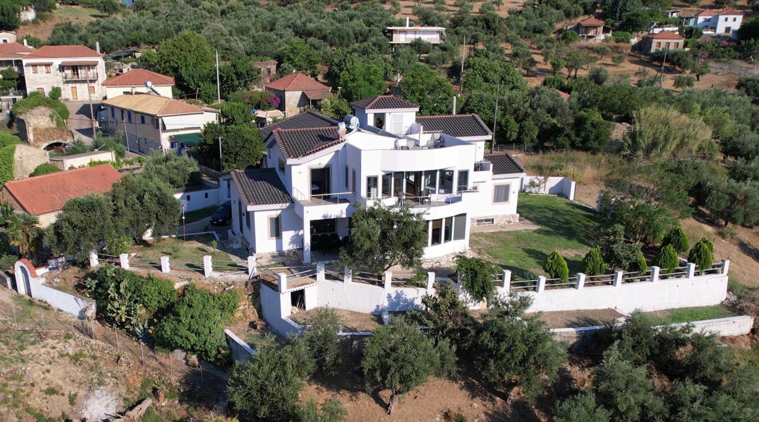 Five-Bedroom House photo 3