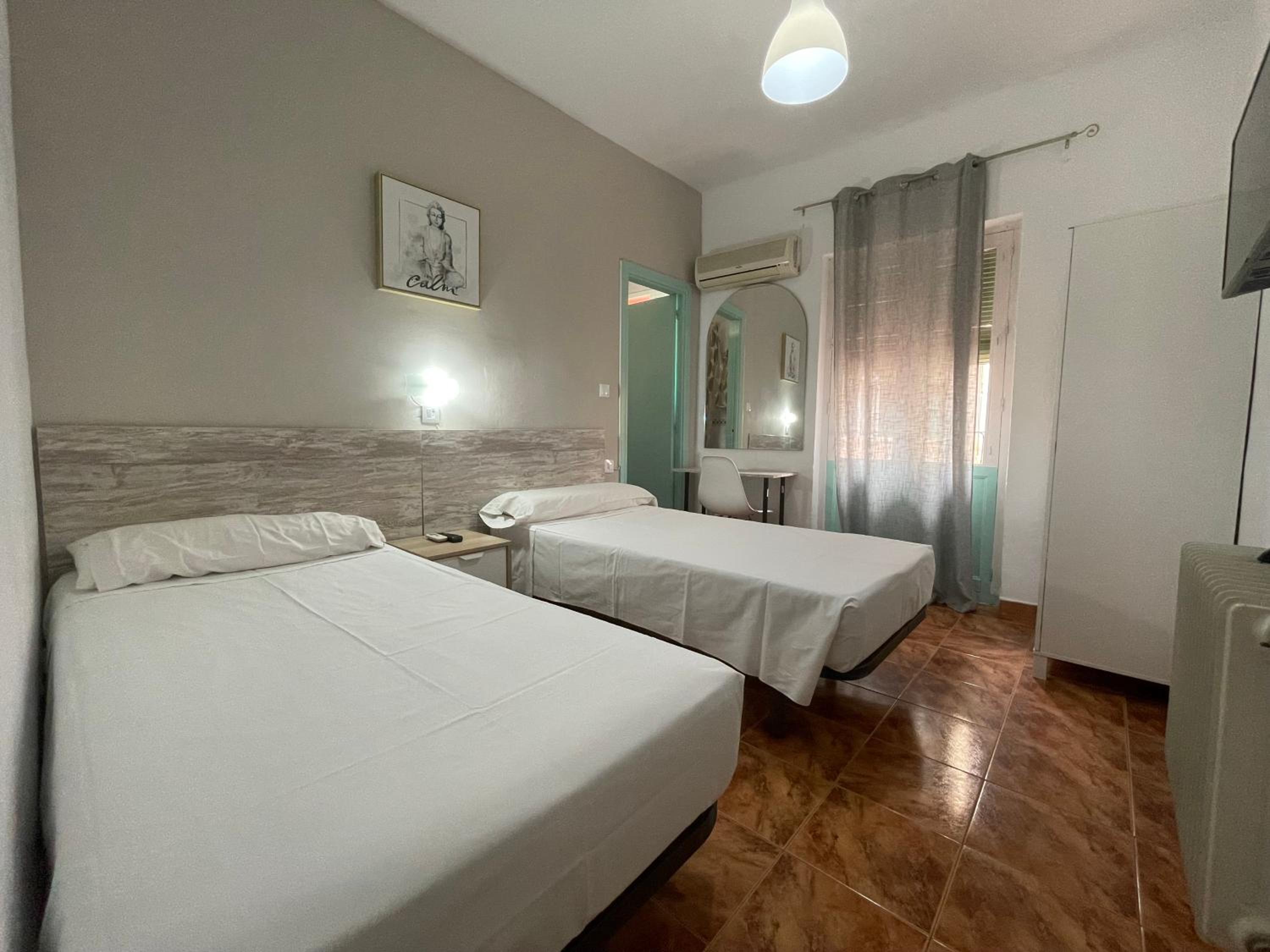 Double Room with Private Bathroom - Photo 4