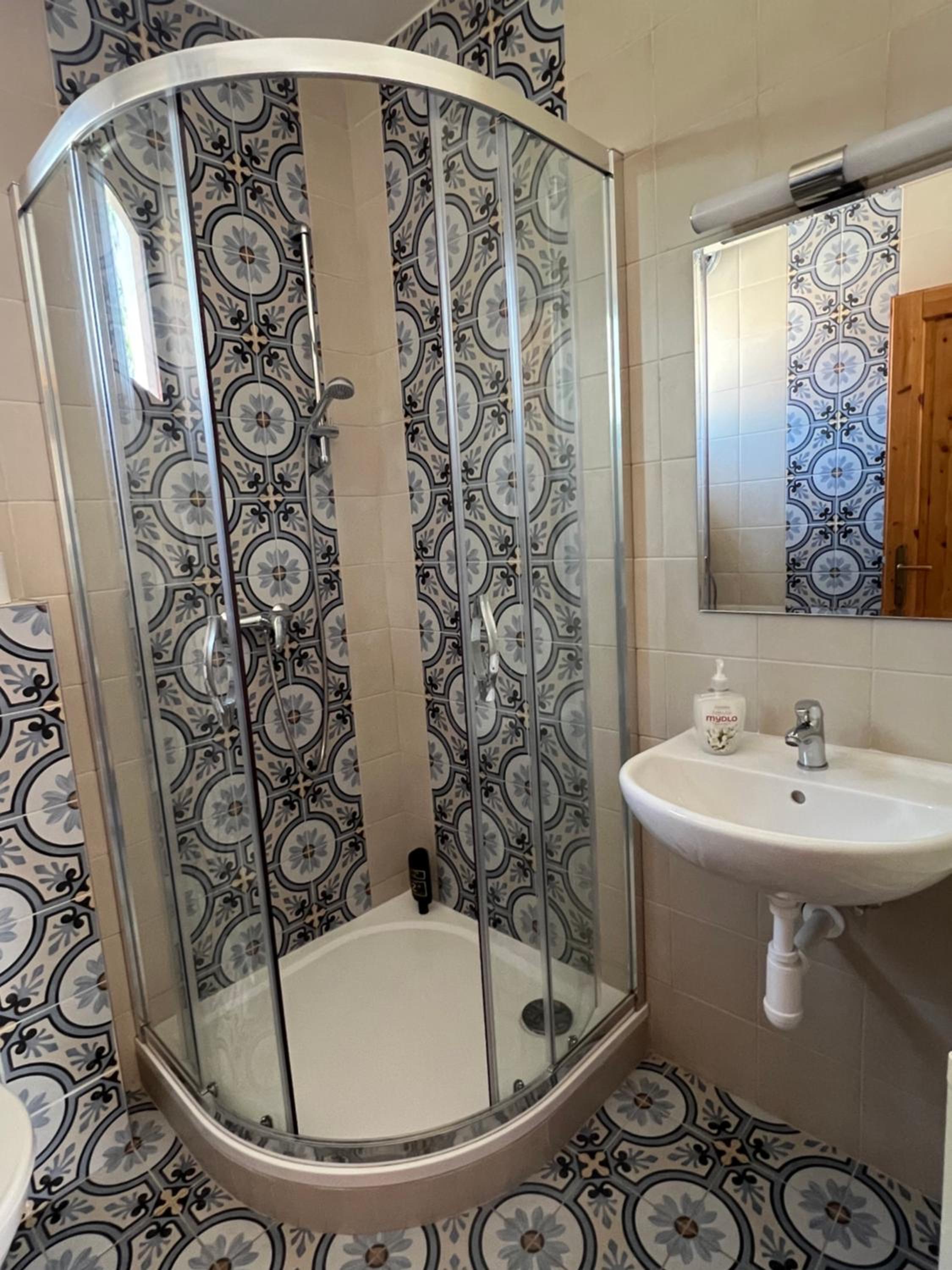 Twin Room with Private Bathroom photo 2