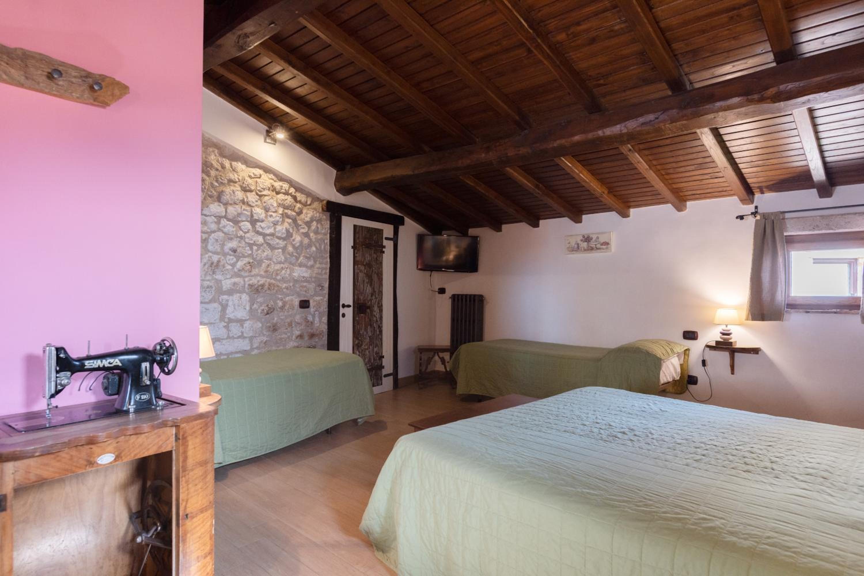 Quadruple Room - Photo 8