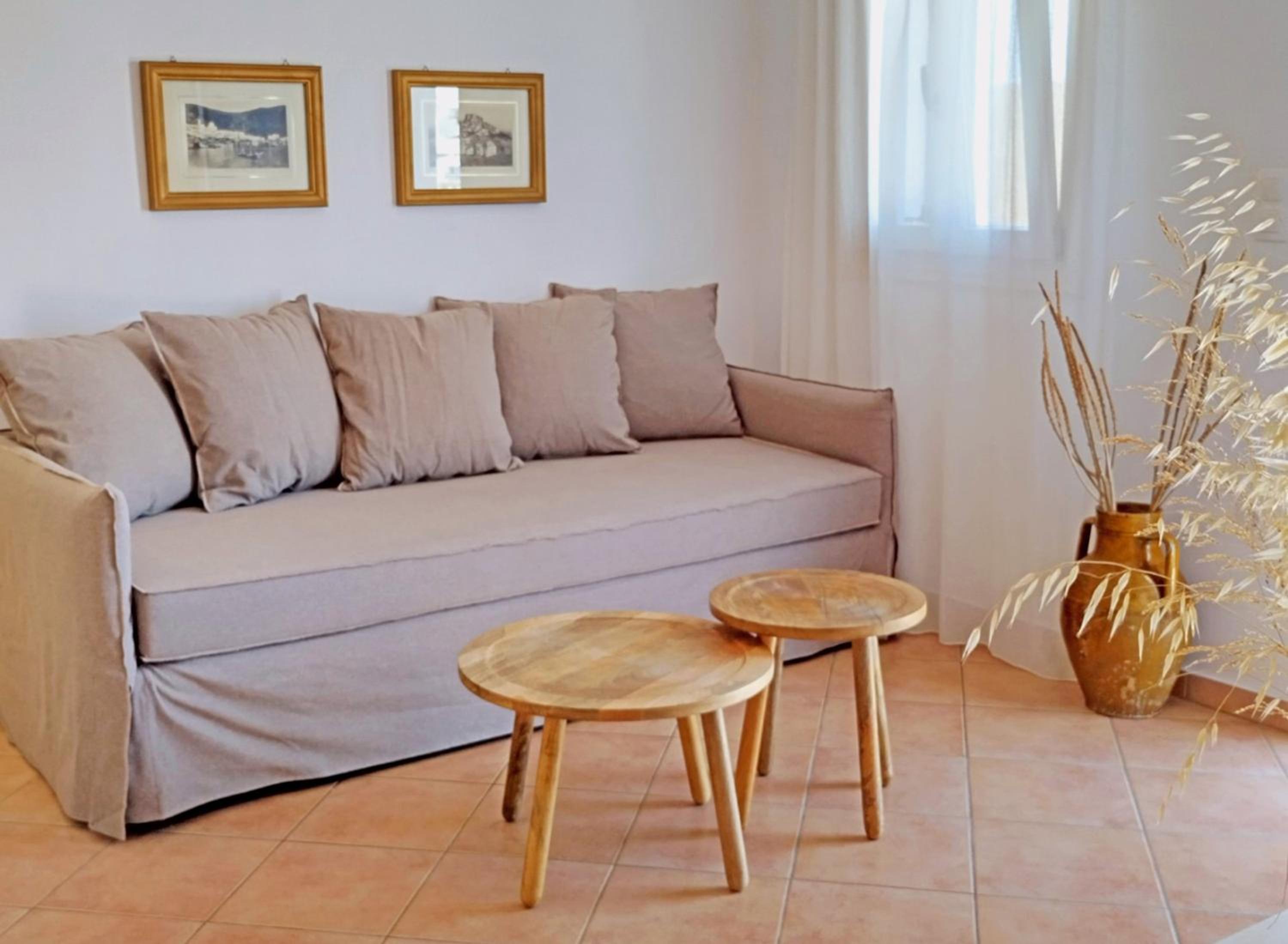 Deluxe One-Bedroom Apartment