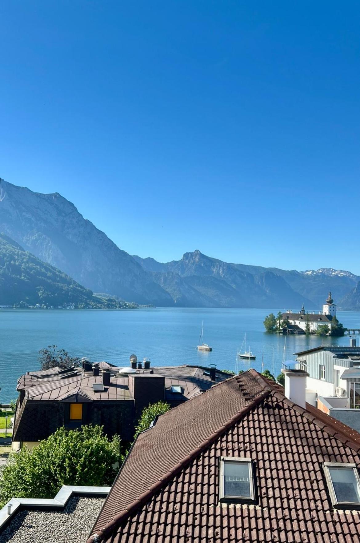 One-Bedroom Apartment with Lake View photo 3