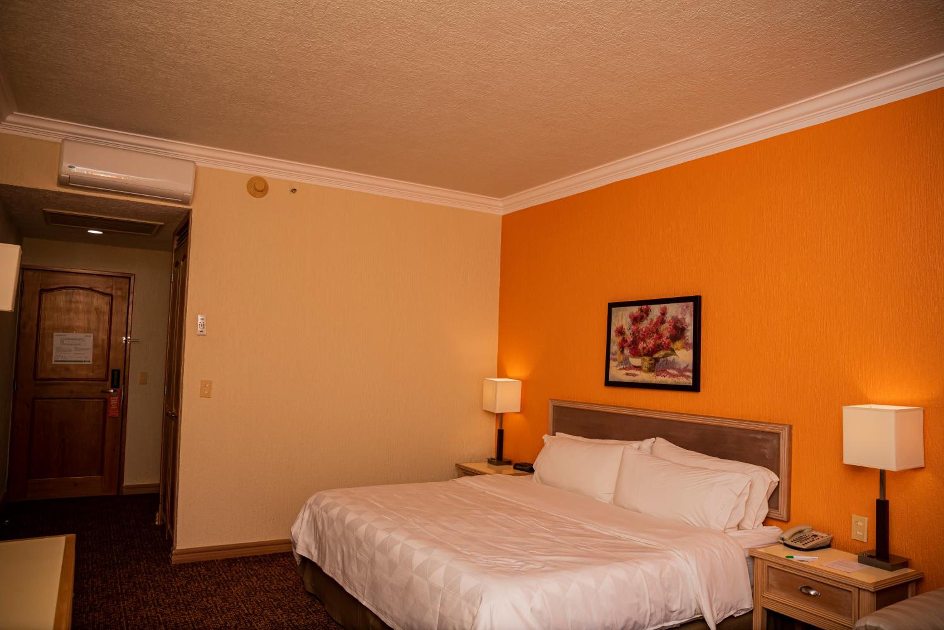 Standard King Room - Accessible - Photo 3