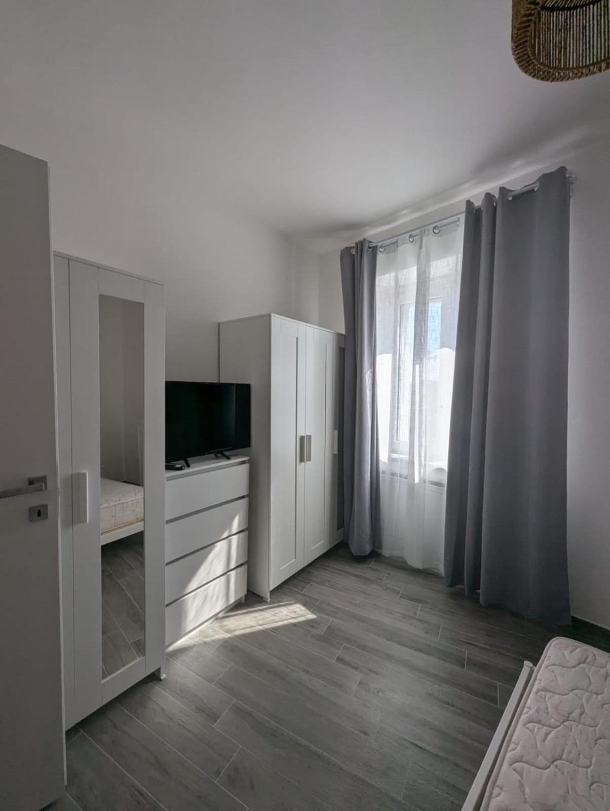 One-Bedroom Apartment with Balcony
