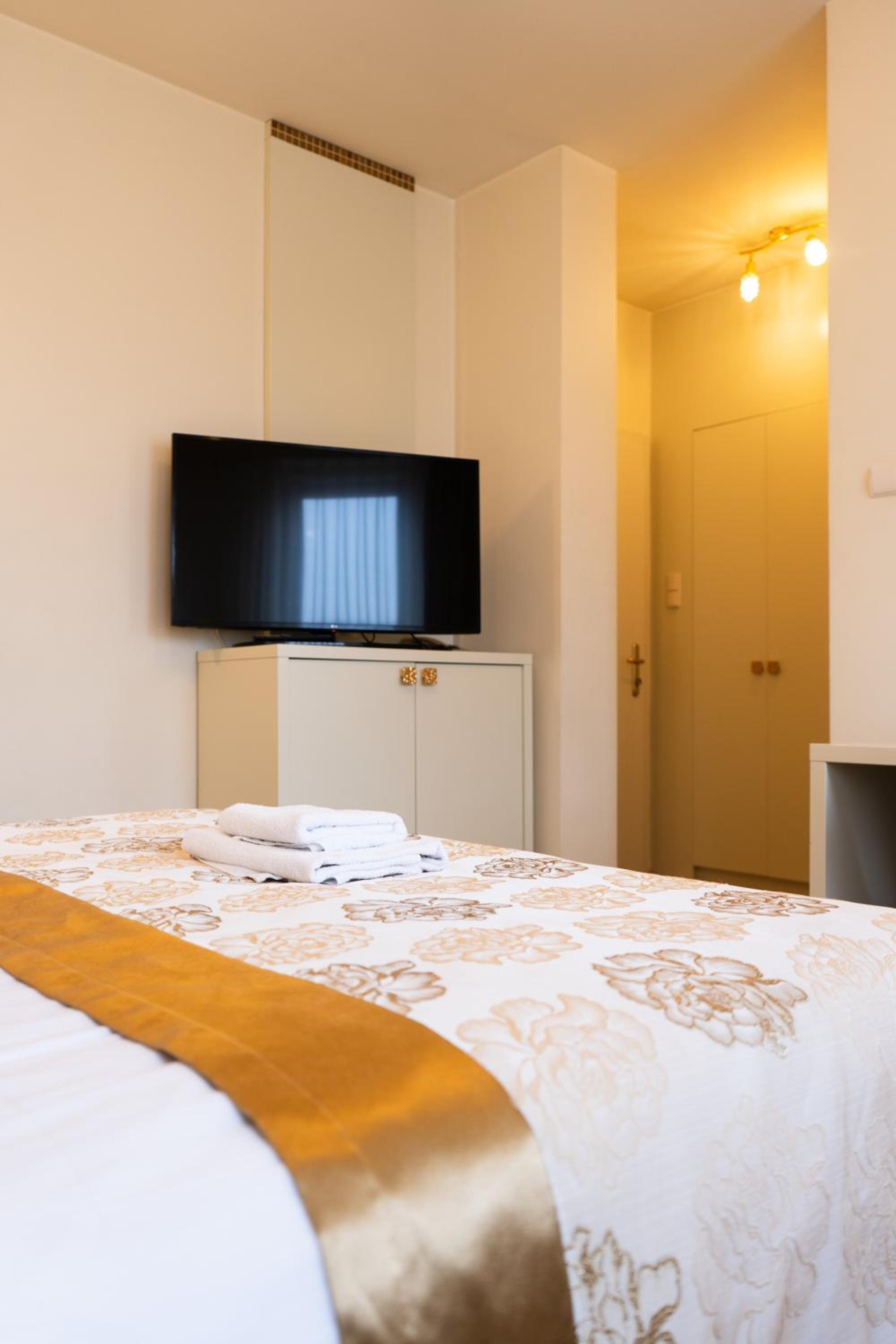 Deluxe Double or Twin Room - Photo 8