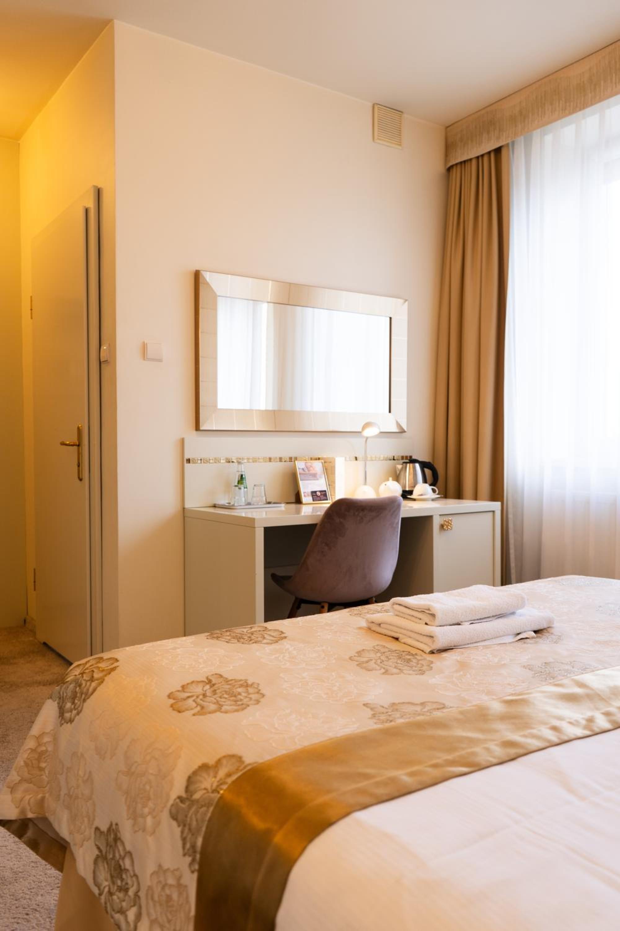 Deluxe Double or Twin Room - Photo 9