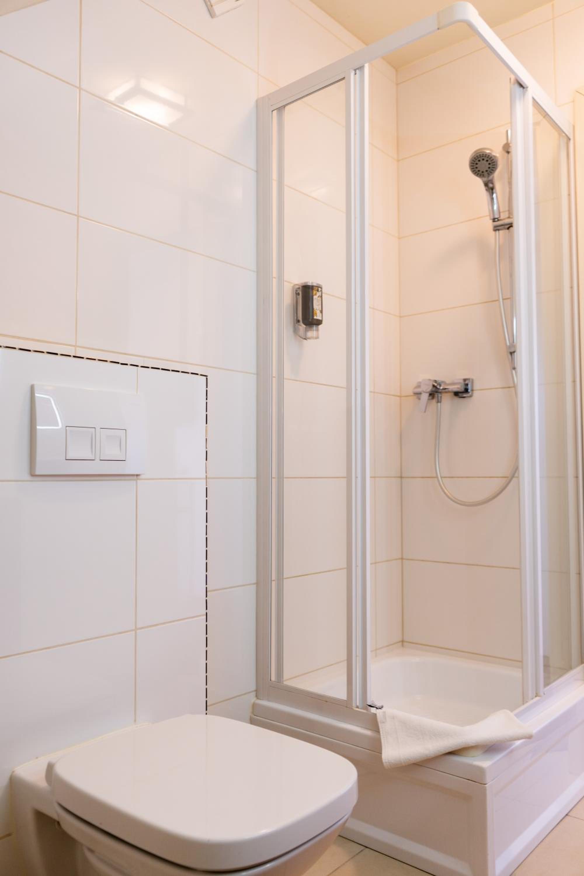 Deluxe Double or Twin Room - Photo 5