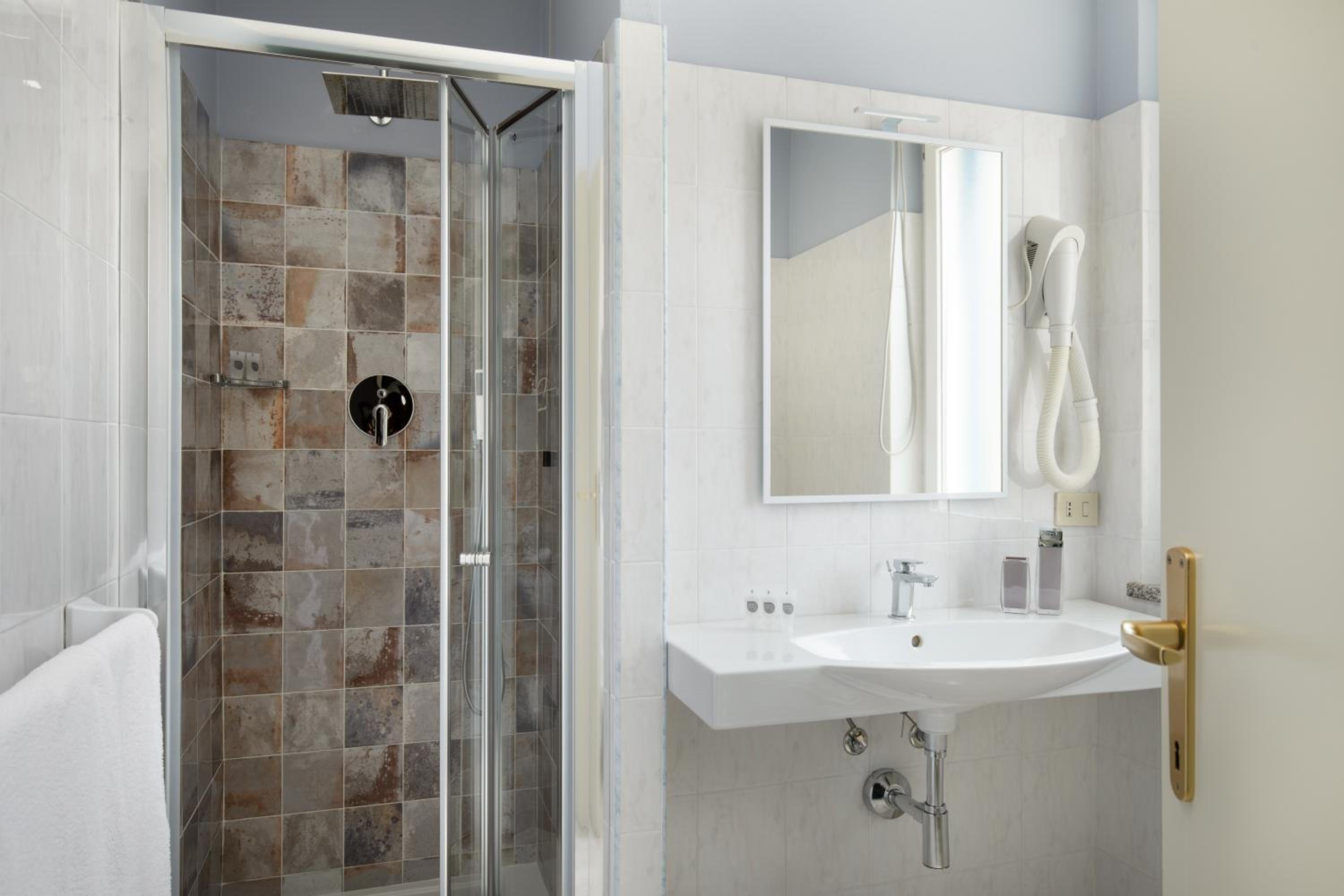 Double or Twin  Room - Photo 4