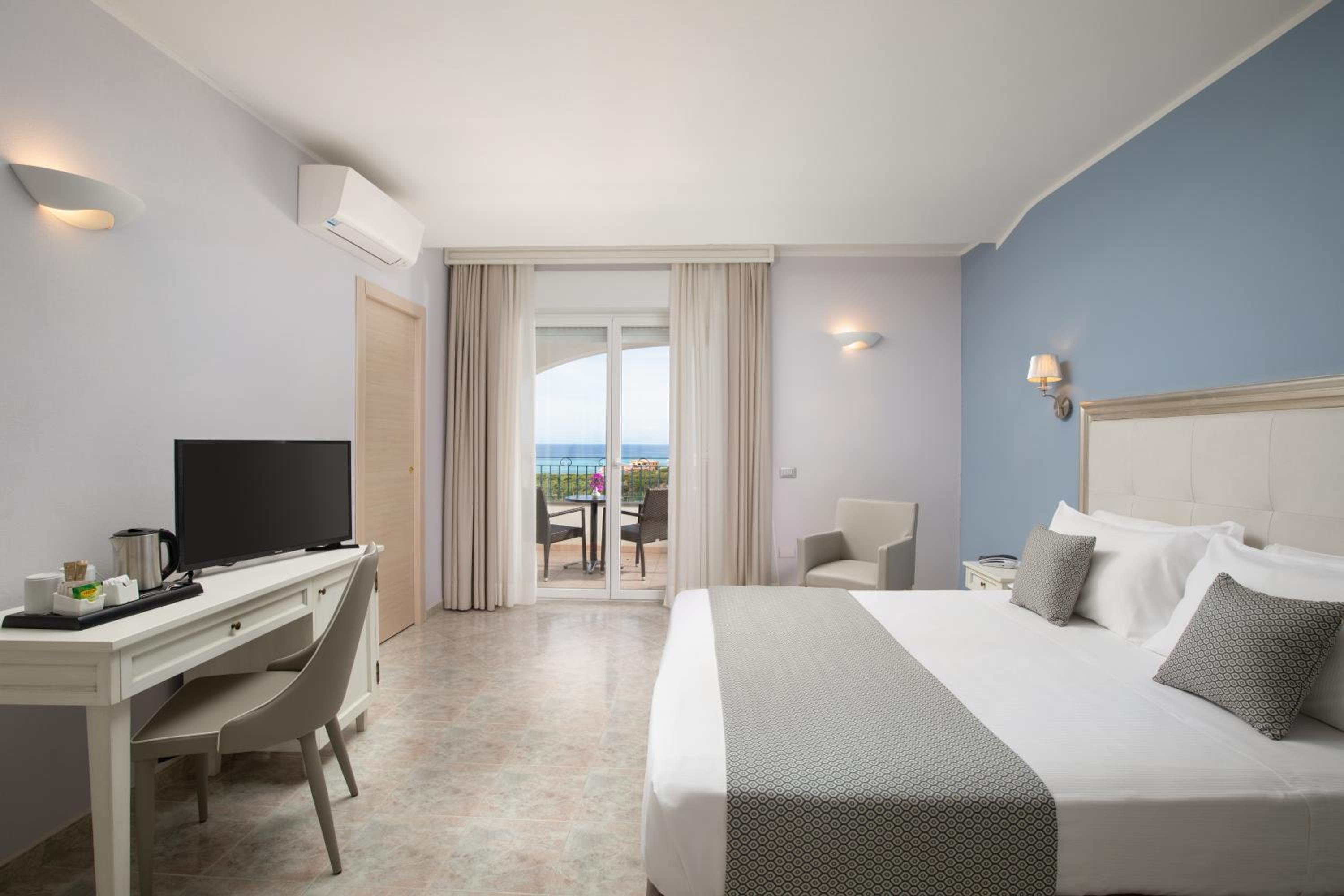 Deluxe Double Room with Sea View - Photo 12