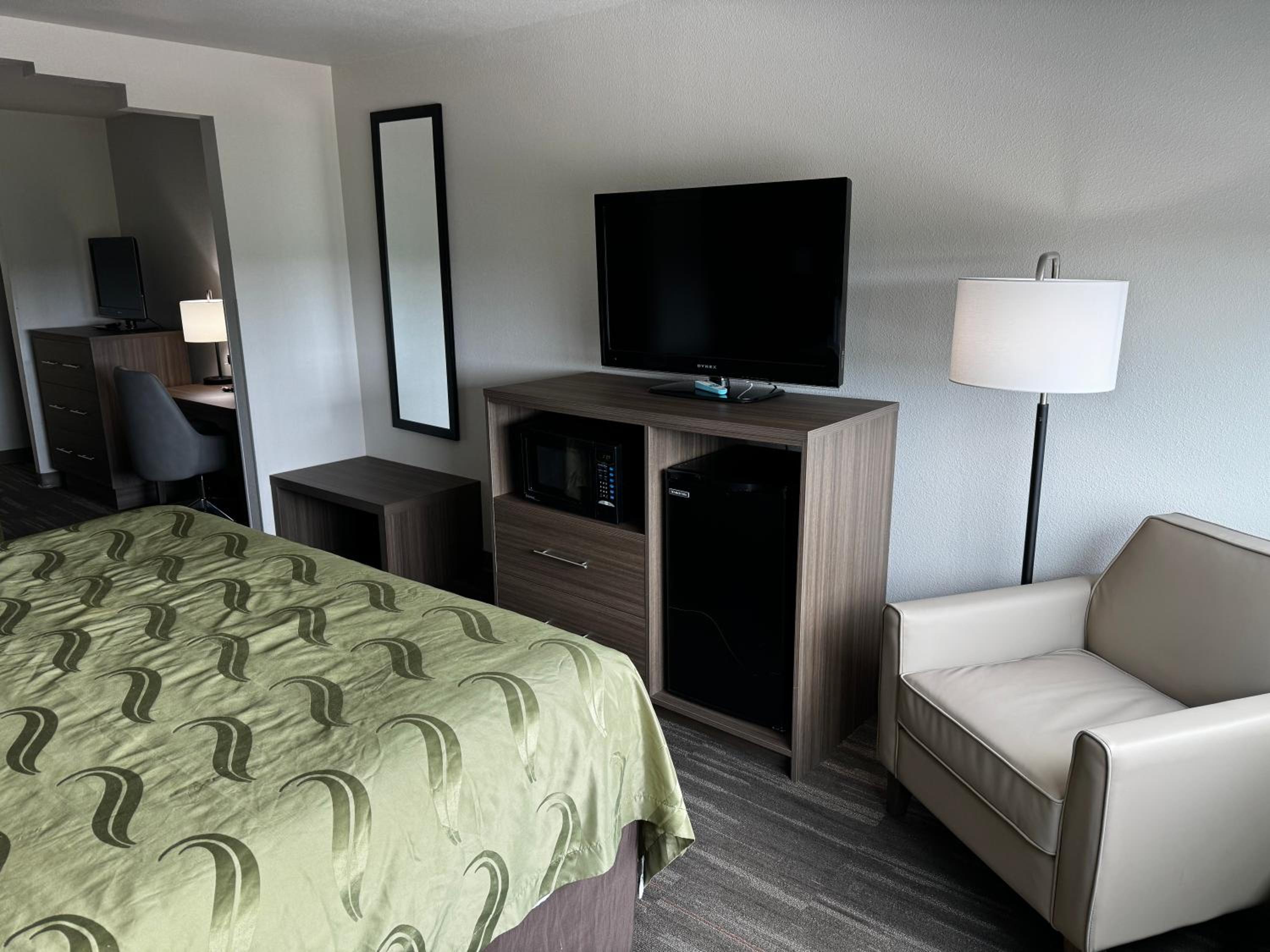King Room with Two King Beds - Photo 5