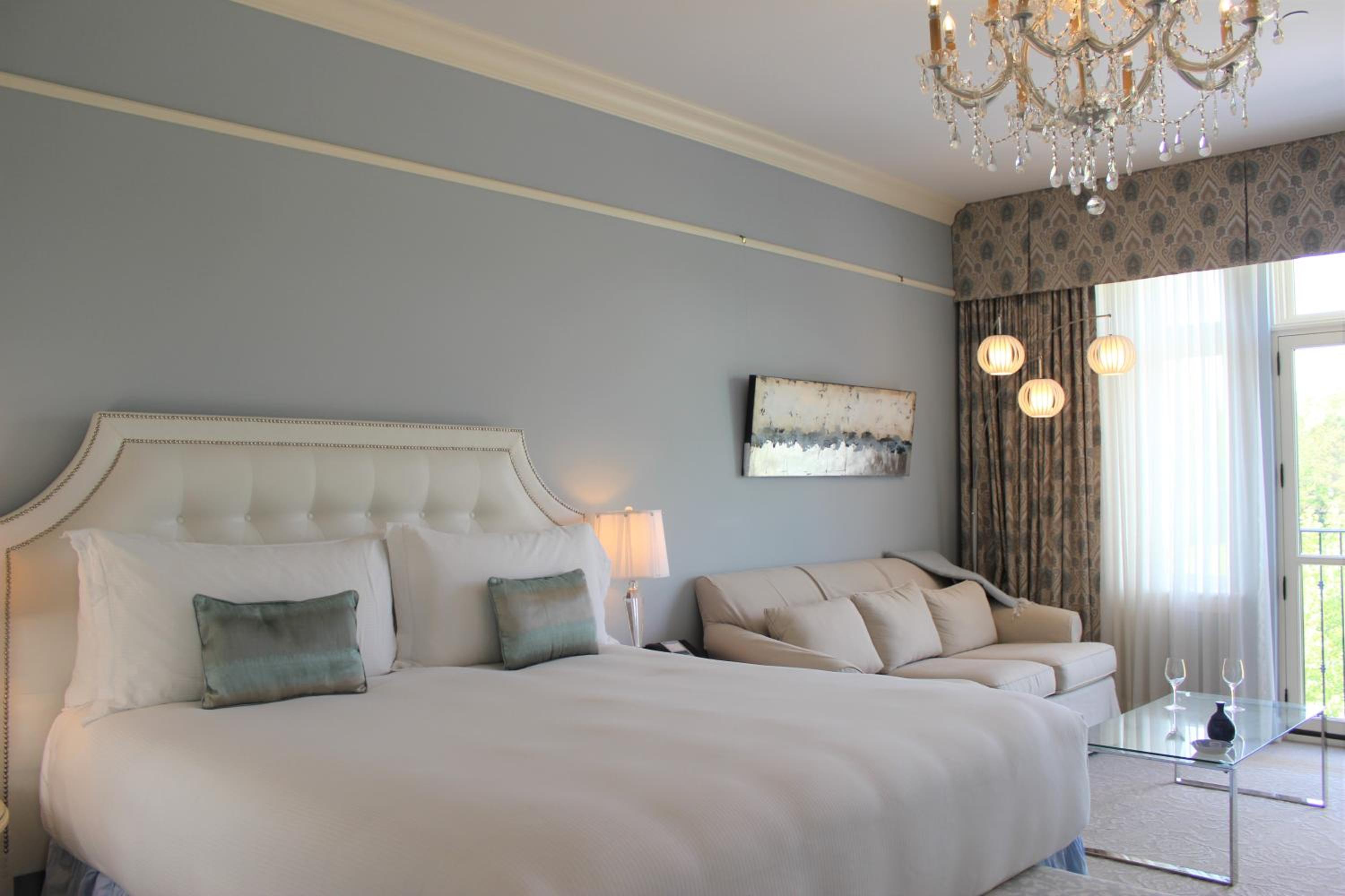 Deluxe King Suite photo 3