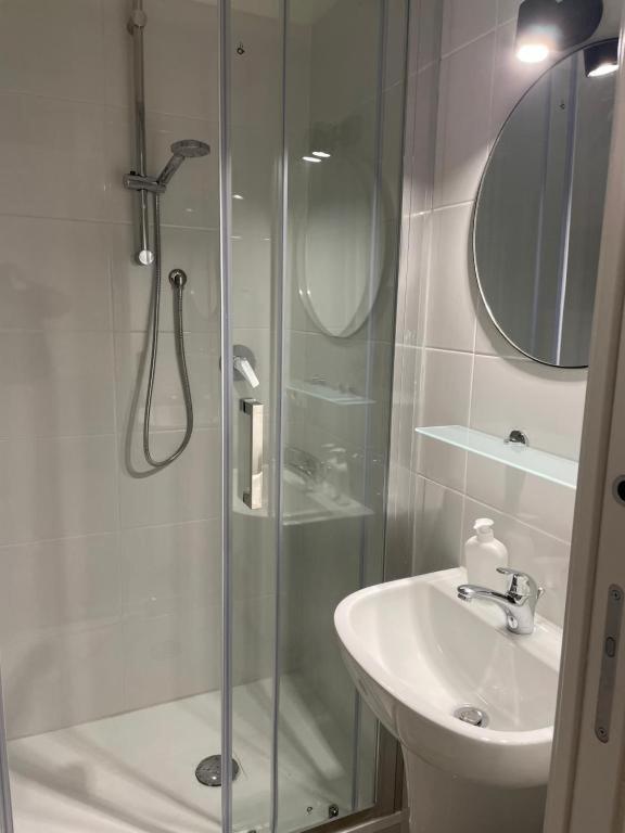 Twin Room with Shared Bathroom photo 2