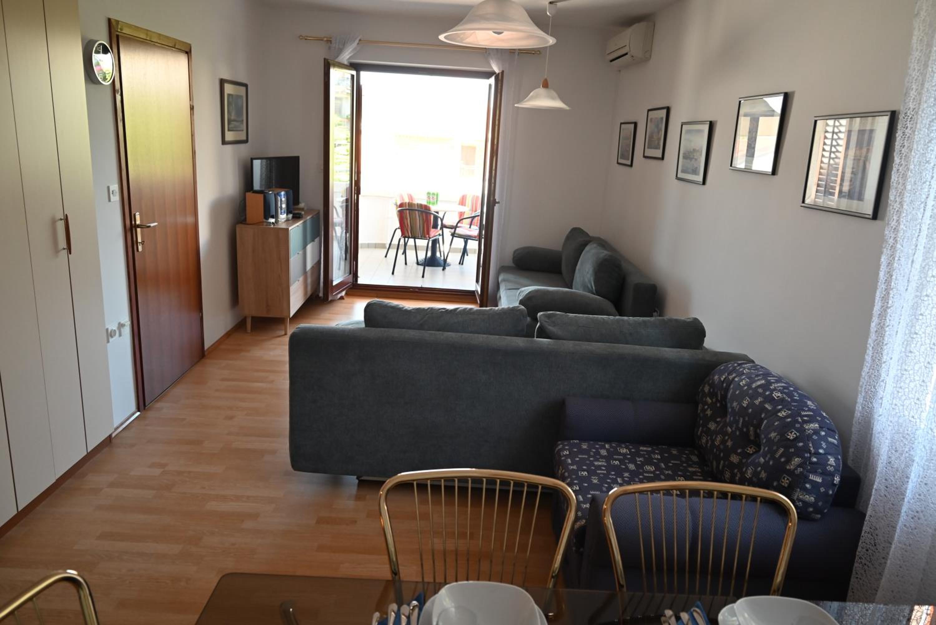 One Bedroom Apartment With Balcony