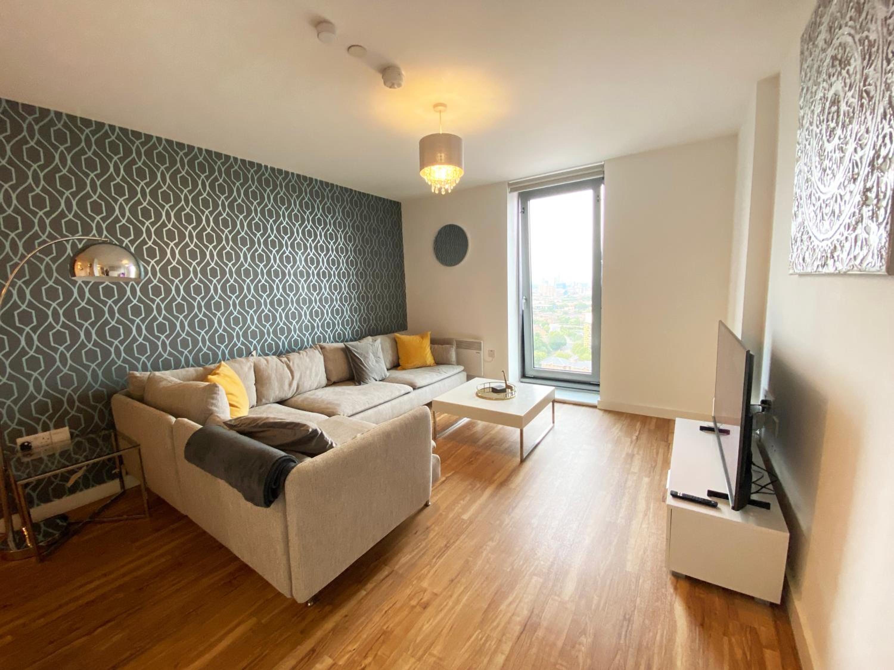 Three-Bedroom Apartment with View - Photo 1
