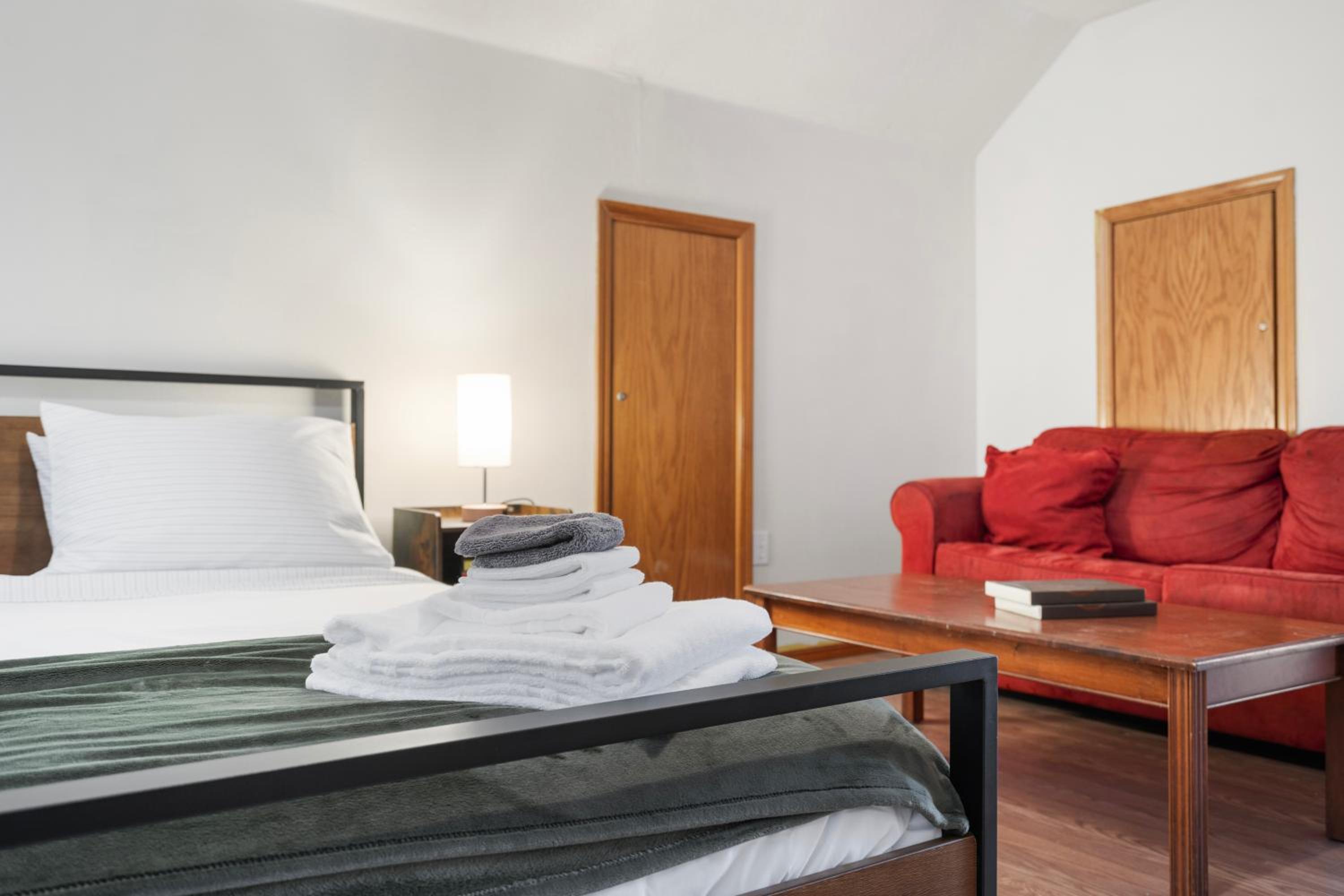 Seven-Bedroom House photo 1