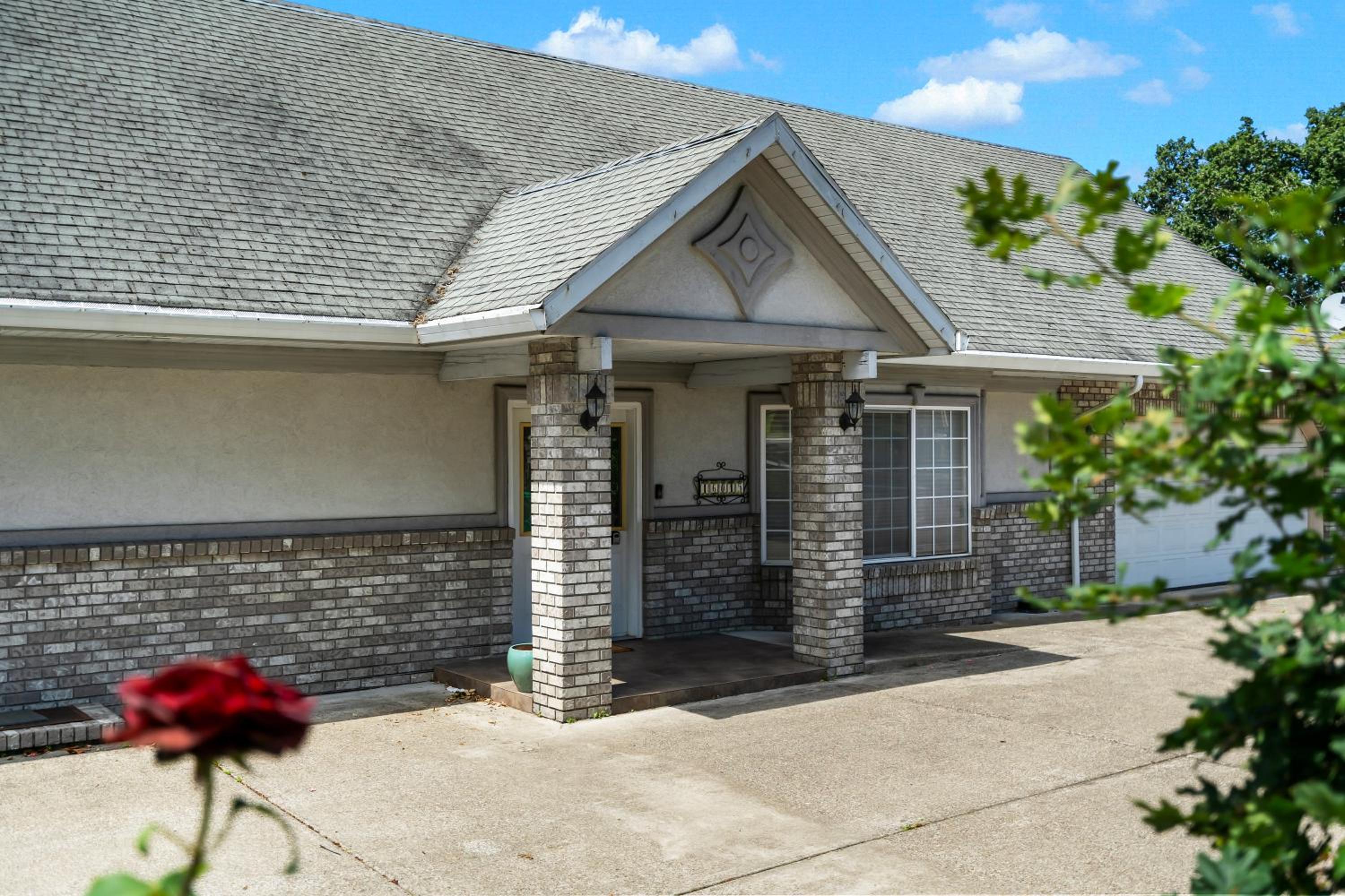 Seven-Bedroom House photo 3