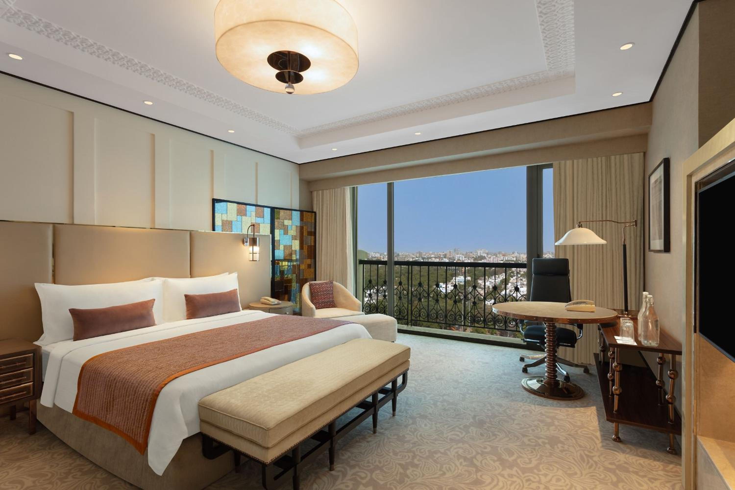 Tower King Room with City View - Club Level - Photo 4
