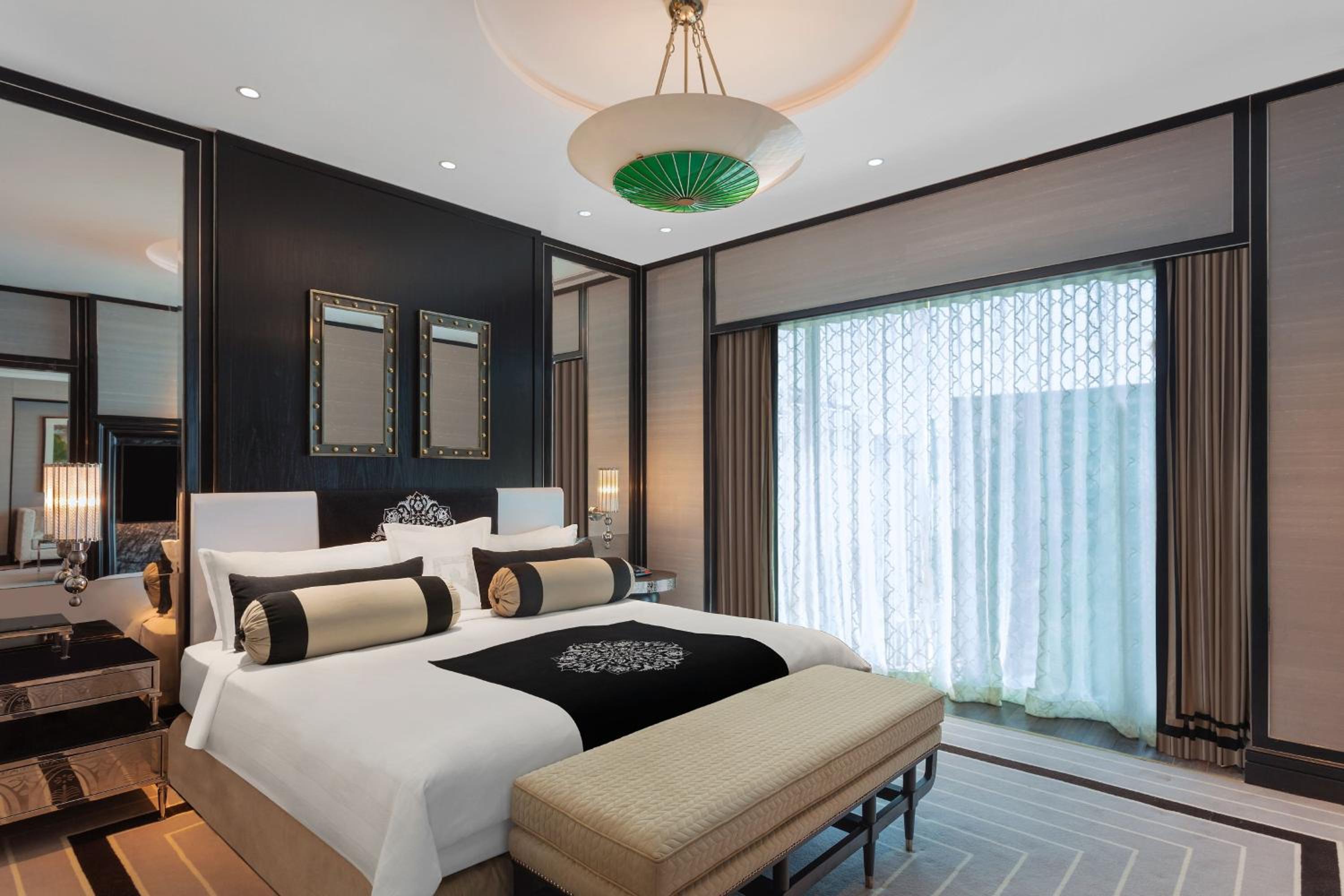 One-Bedroom Deluxe Suite with City View - Club Level - Photo 1