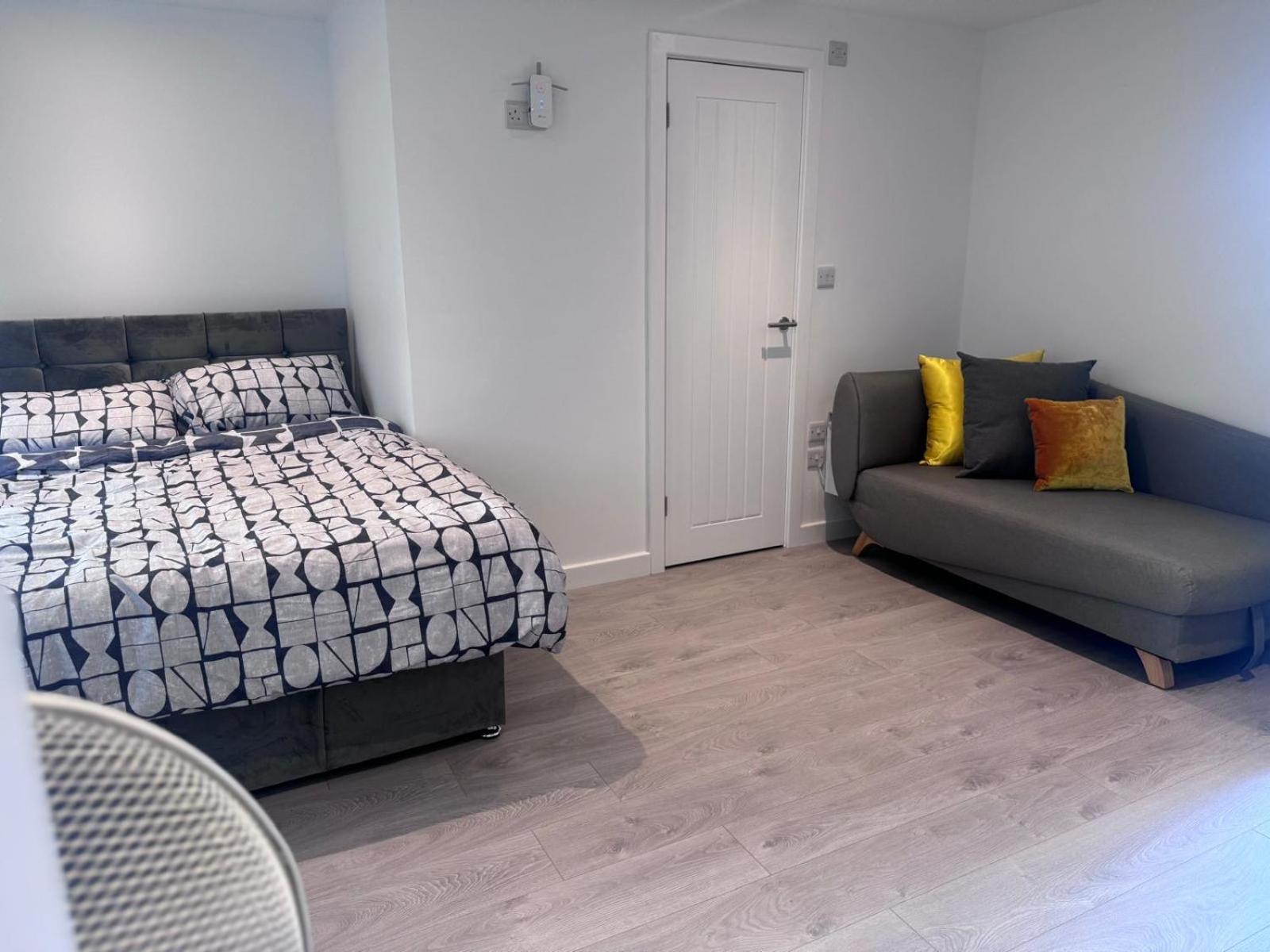 One-Bedroom Apartment photo 1