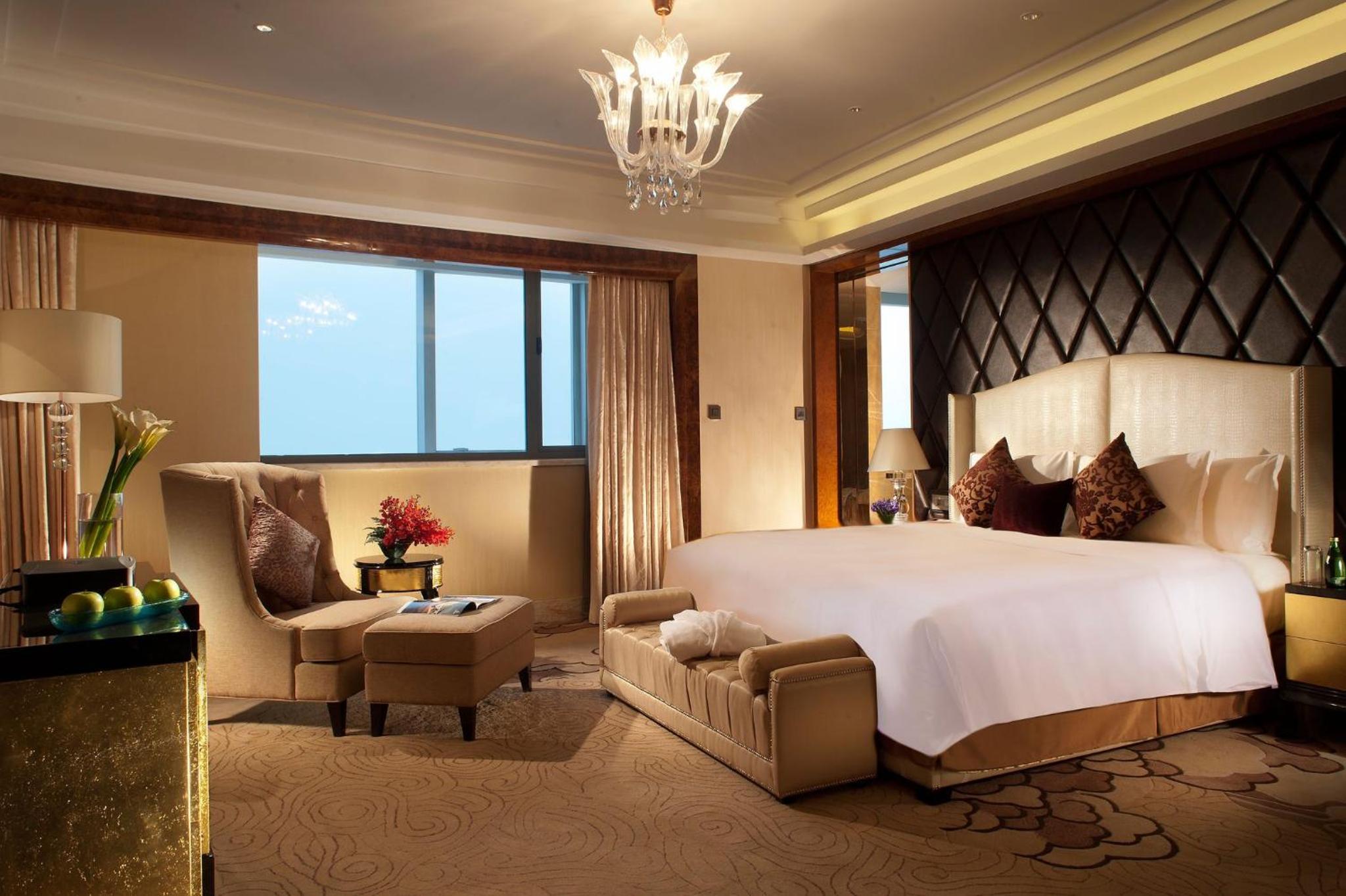One-Bedroom Suite with Dining Area