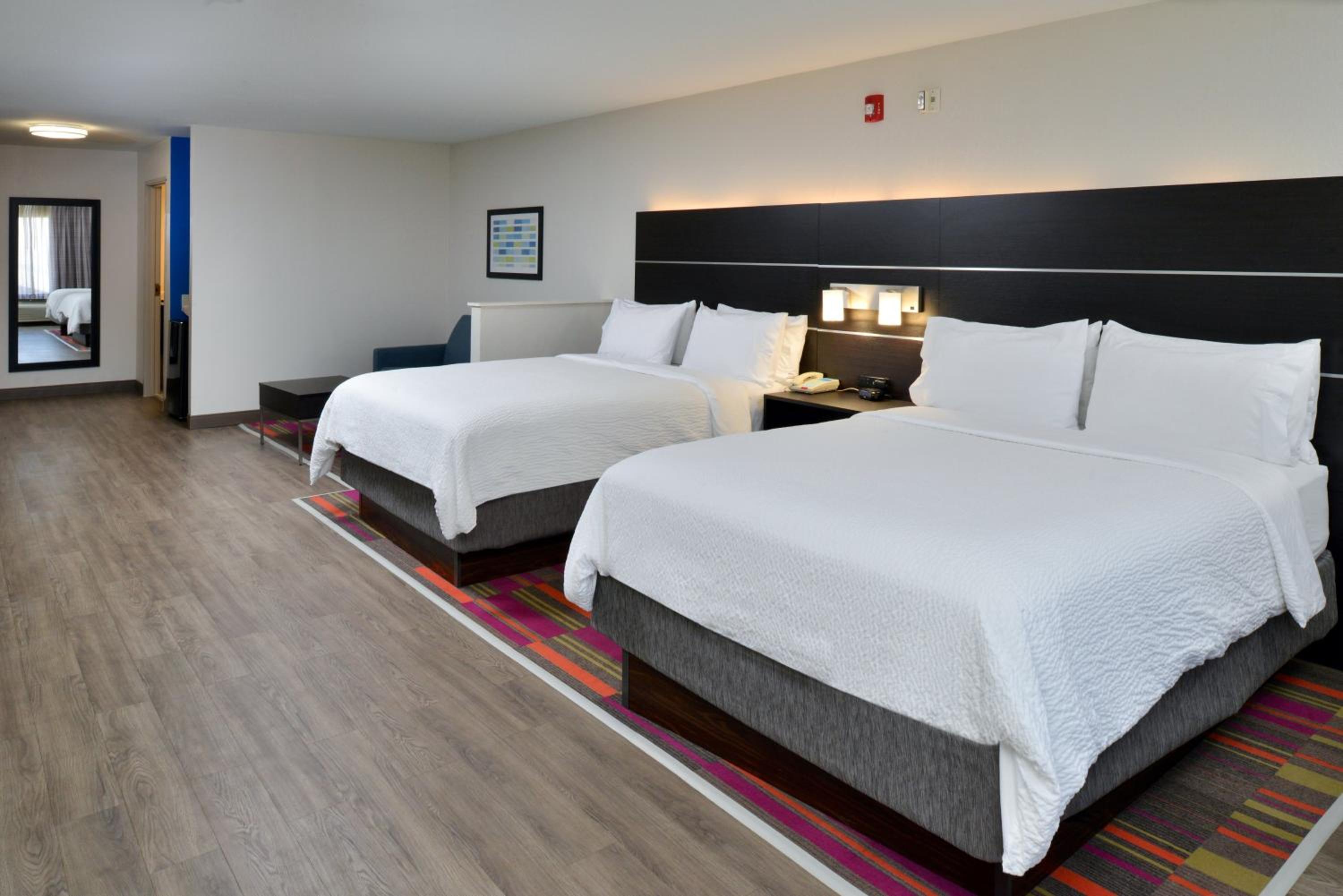Suite with Two Double Beds and Mobility Accessible Tub - Photo 2