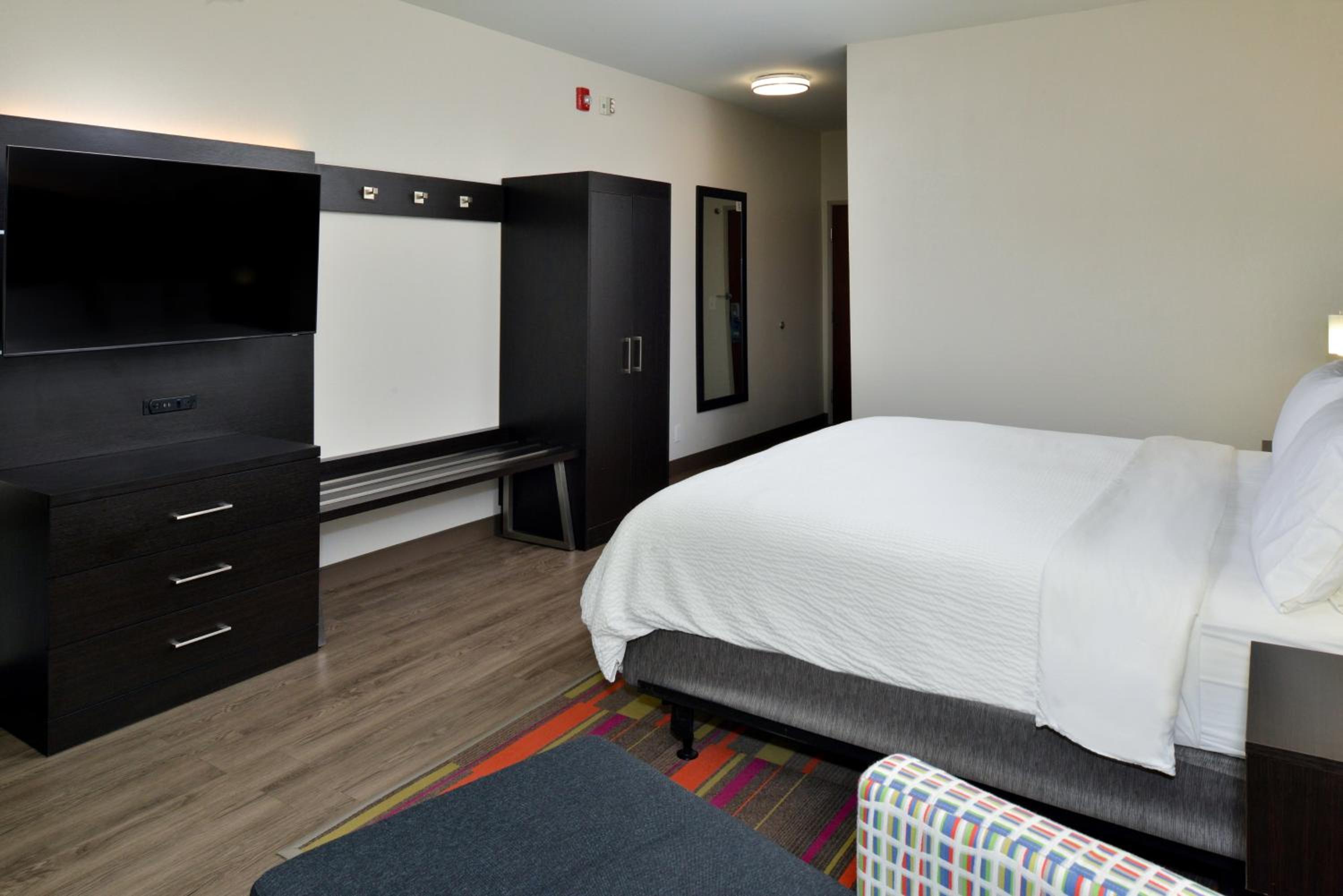Standard King Room with Mobility Accessible Tub - Photo 6