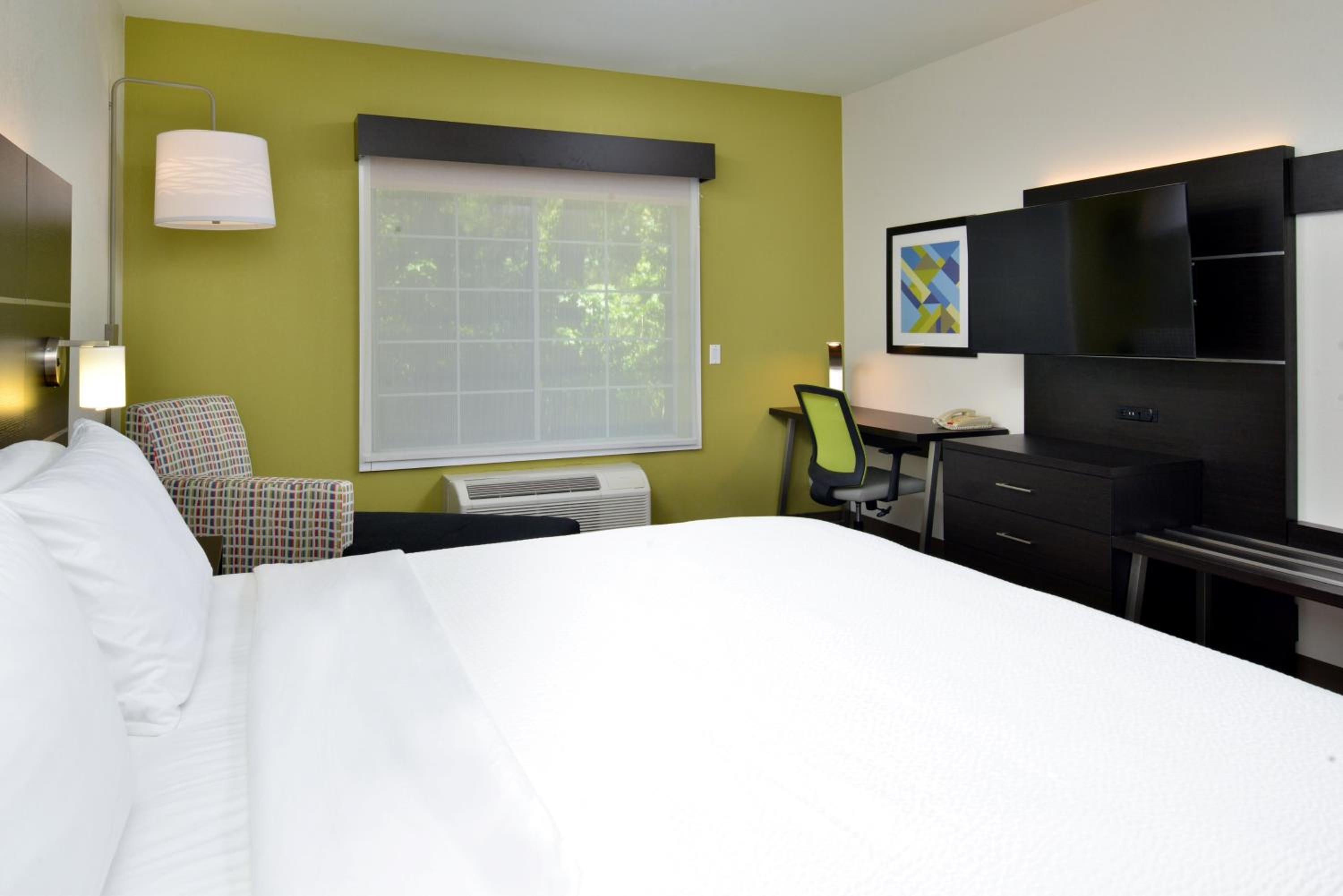 Standard King Room with Mobility Accessible Tub - Photo 4