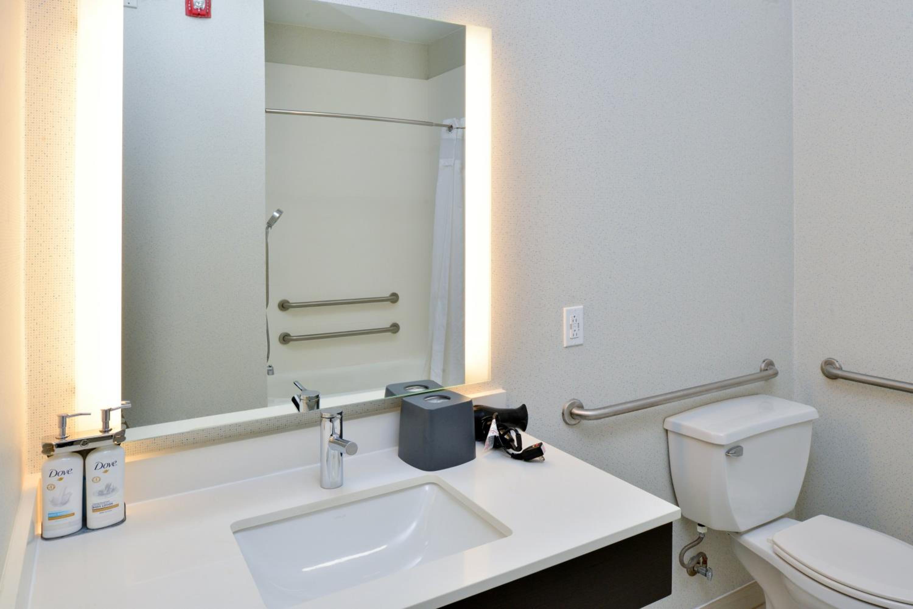 Standard King Room with Mobility Accessible Tub - Photo 3