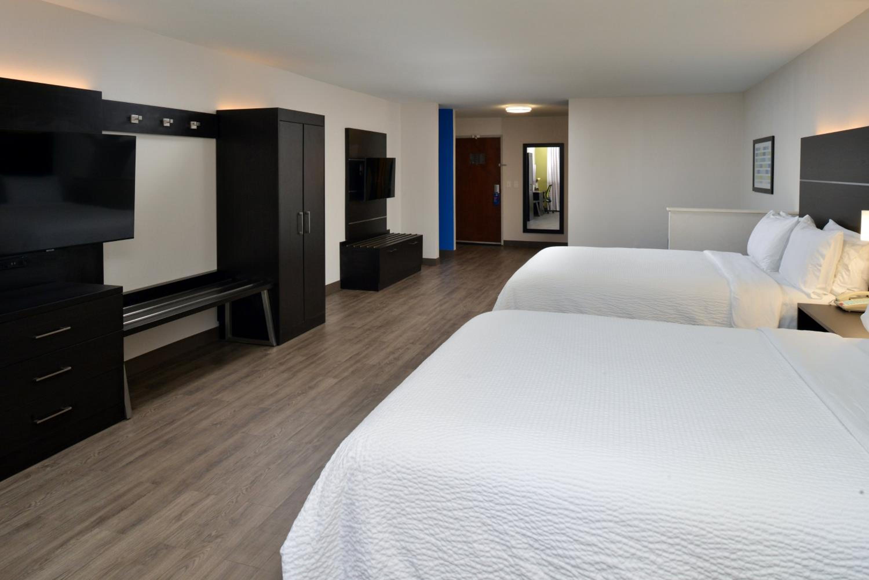 Suite with Two Double Beds and Mobility Accessible Tub - Photo 8