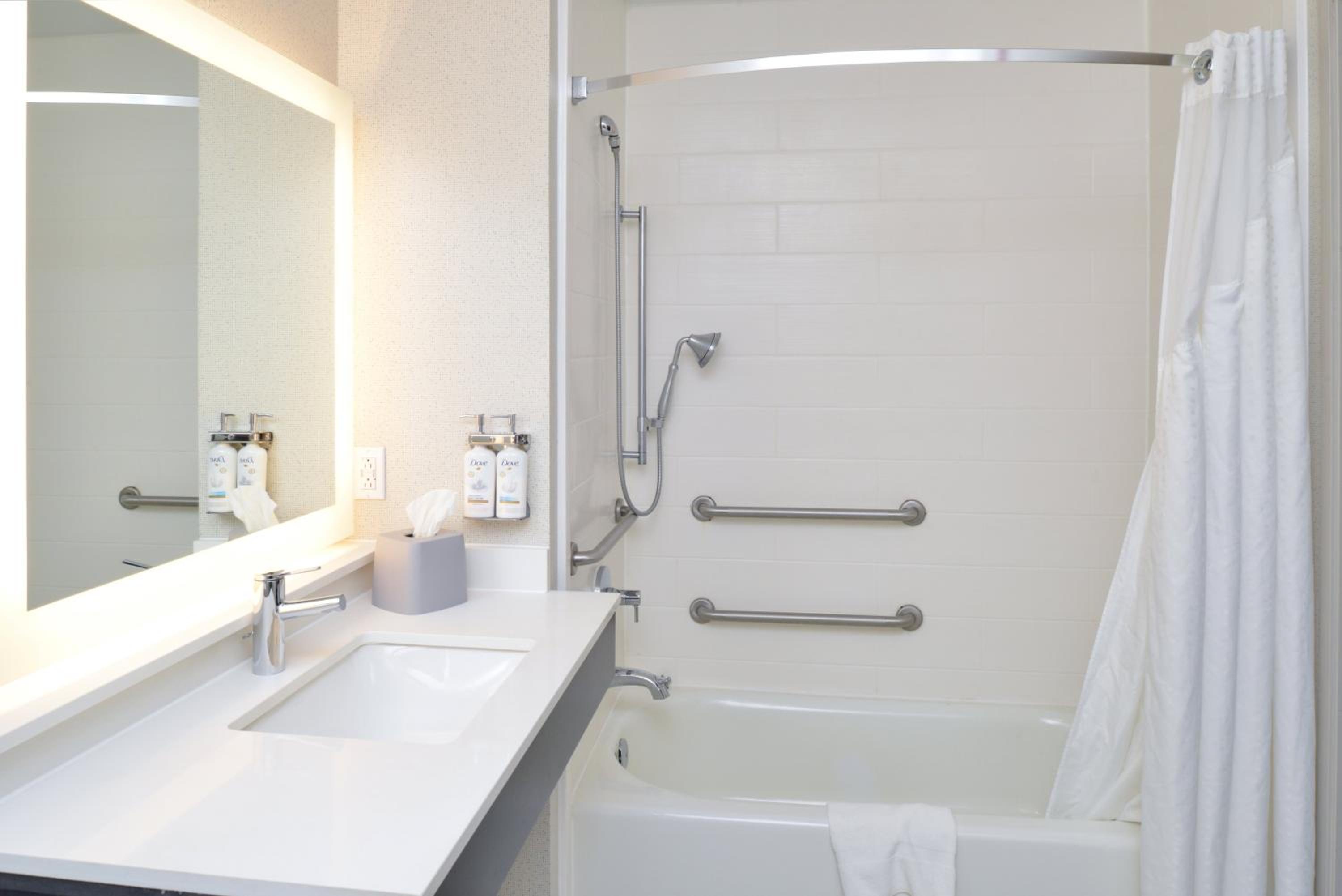Standard Queen Room with Two Queen Beds and Mobility Accessible Tub - Photo 2