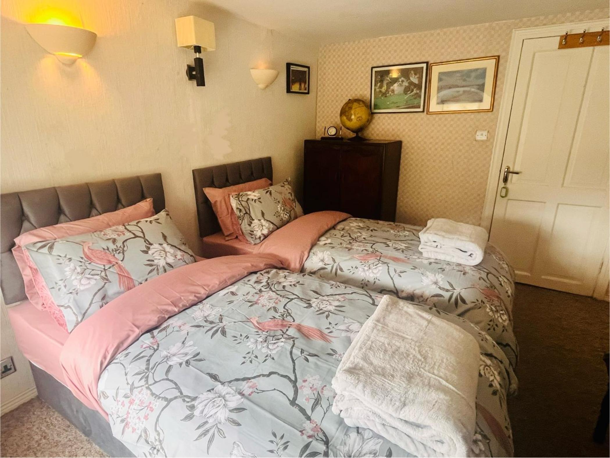 Double Room with Shared Bathroom photo 1