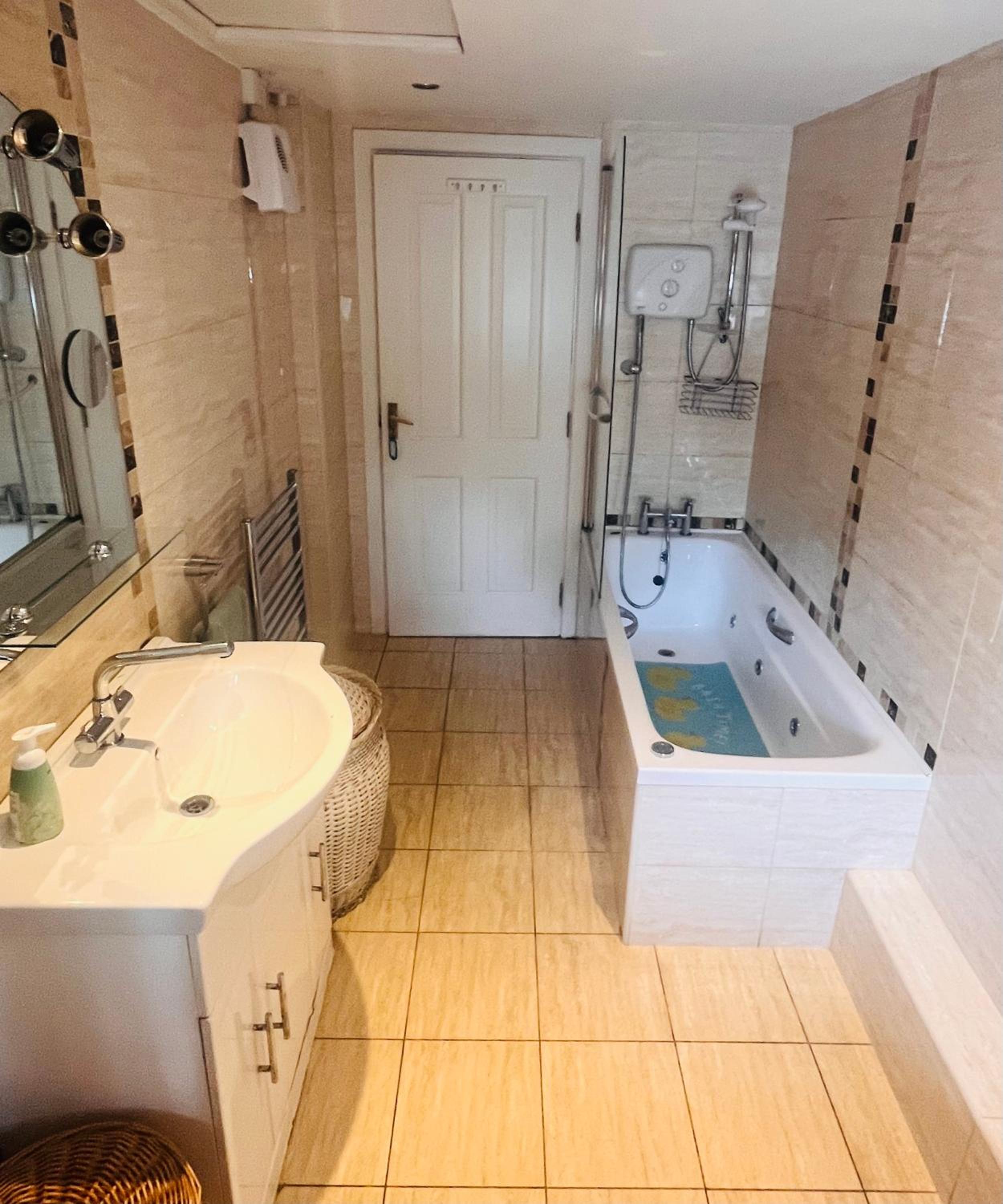 Double Room with Shared Bathroom photo 2