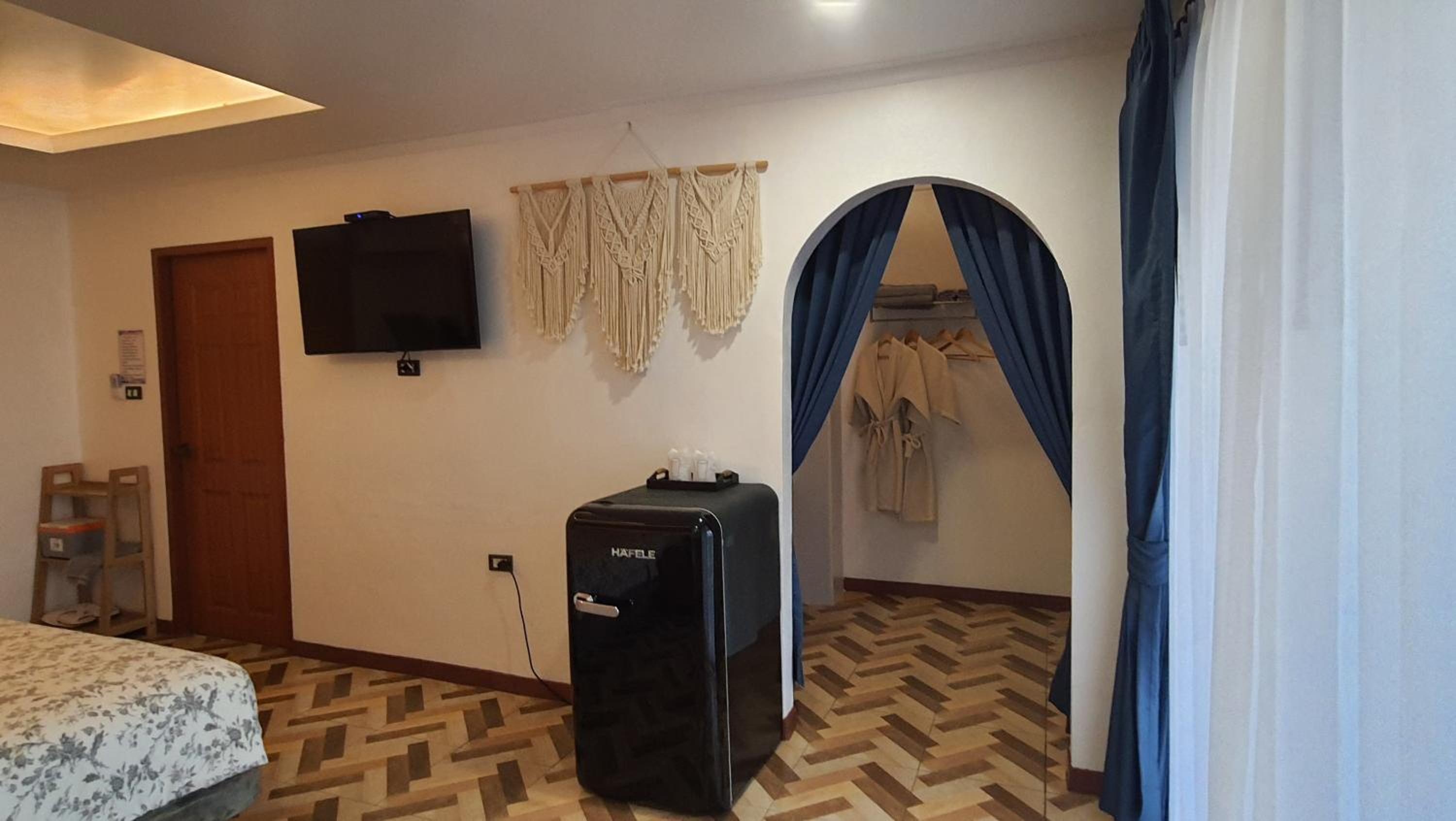 Suite with Hot Tub - Photo 5