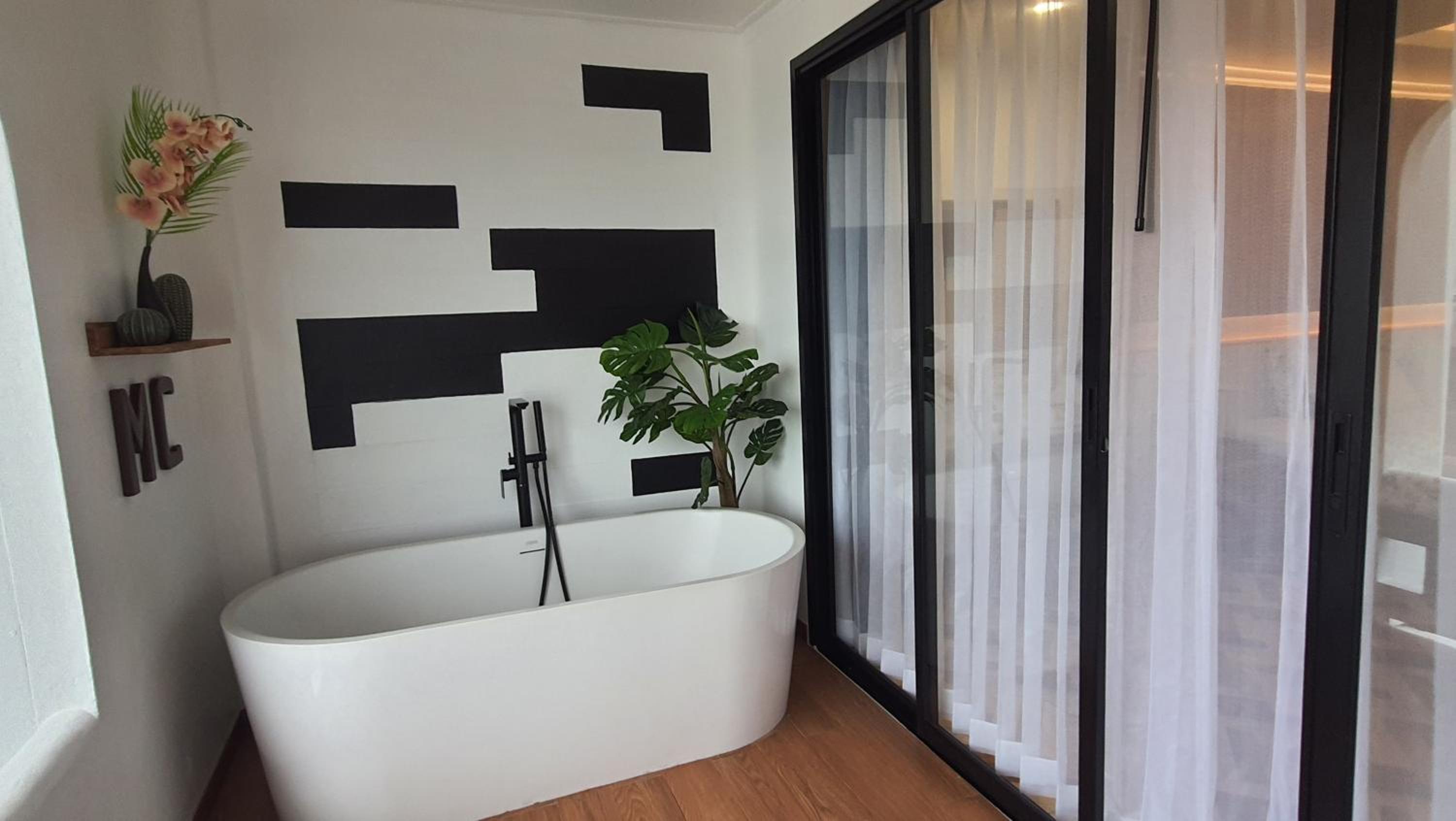 Suite with Hot Tub - Photo 2