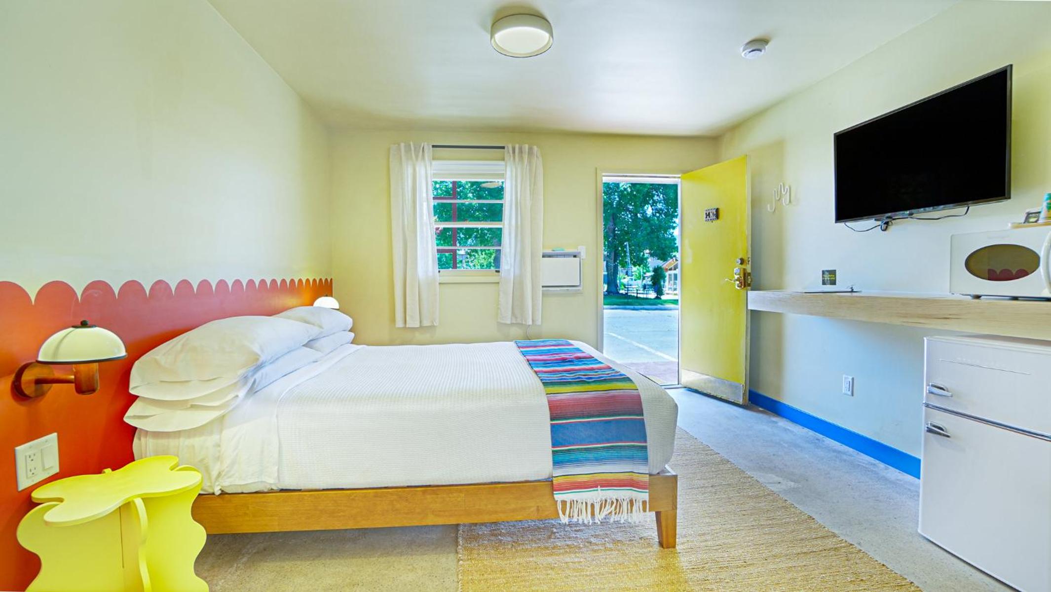 Queen Room photo 2