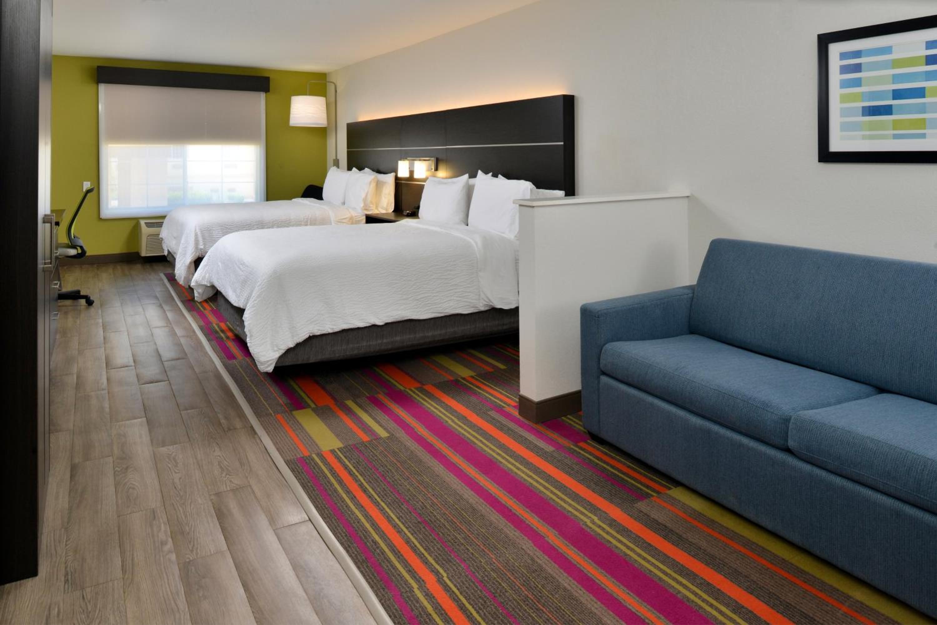 Suite with Two Double Beds and Mobility Accessible Tub - Photo 7